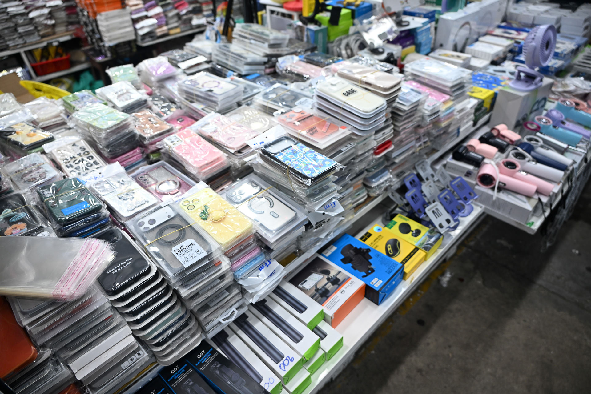 スマホケースやガジェット系アイテムも