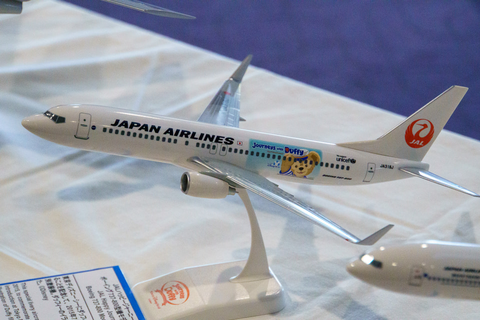 JALディズニーシー25周年の特別塗装機が熊本へ出発！ 初便は横断幕を