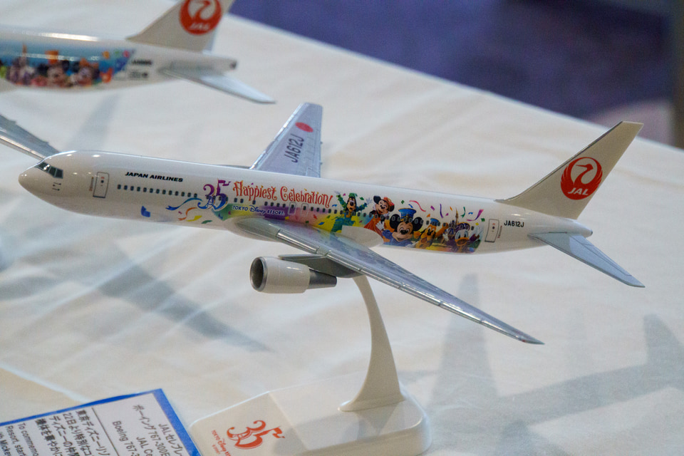 JALディズニーシー25周年の特別塗装機が熊本へ出発！ 初便は横断幕を