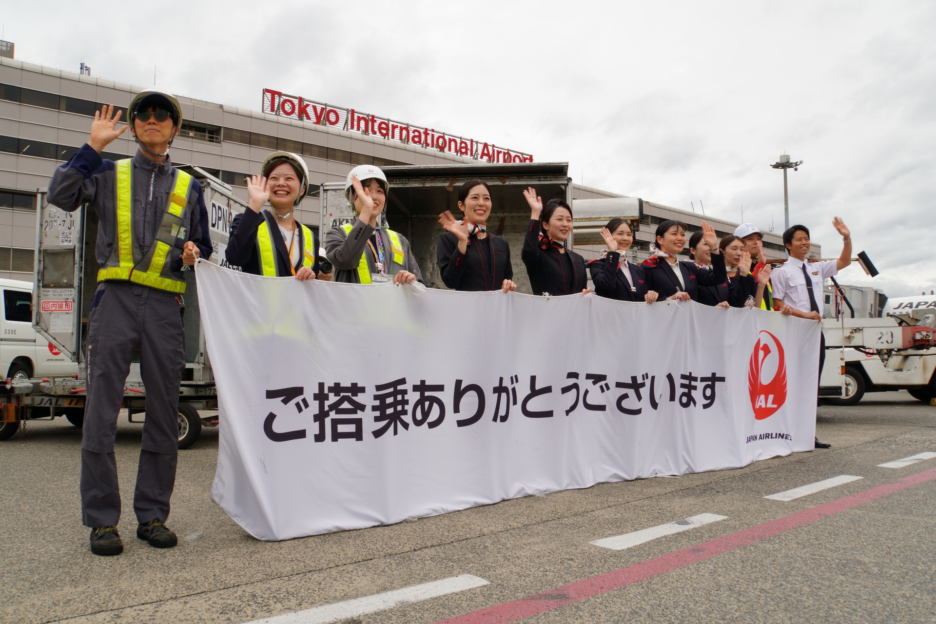 駐機場ではスタッフが横断幕で初便を見送った