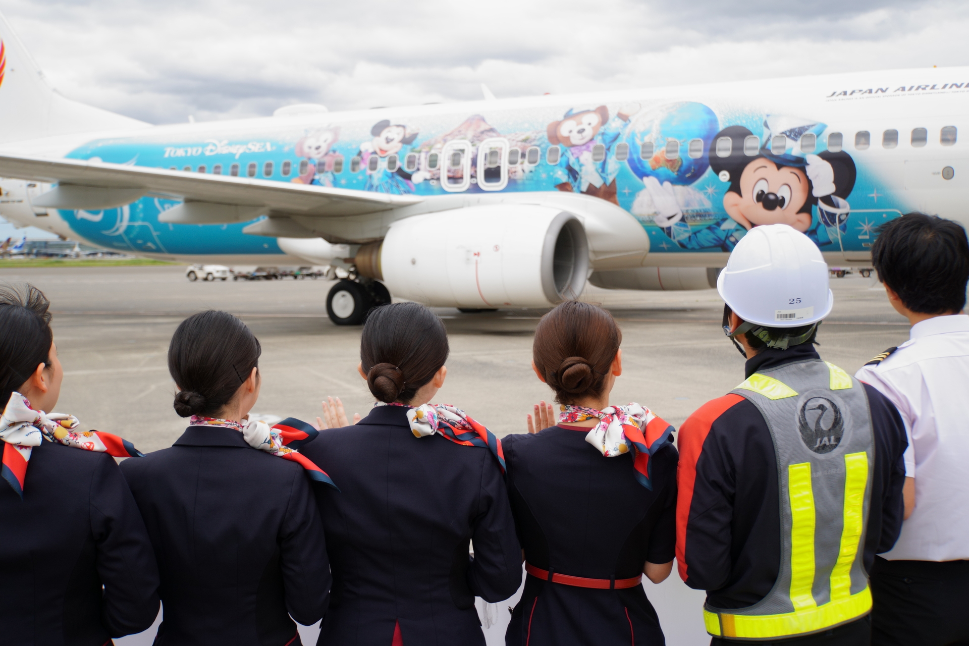 駐機場ではスタッフが横断幕で初便を見送った