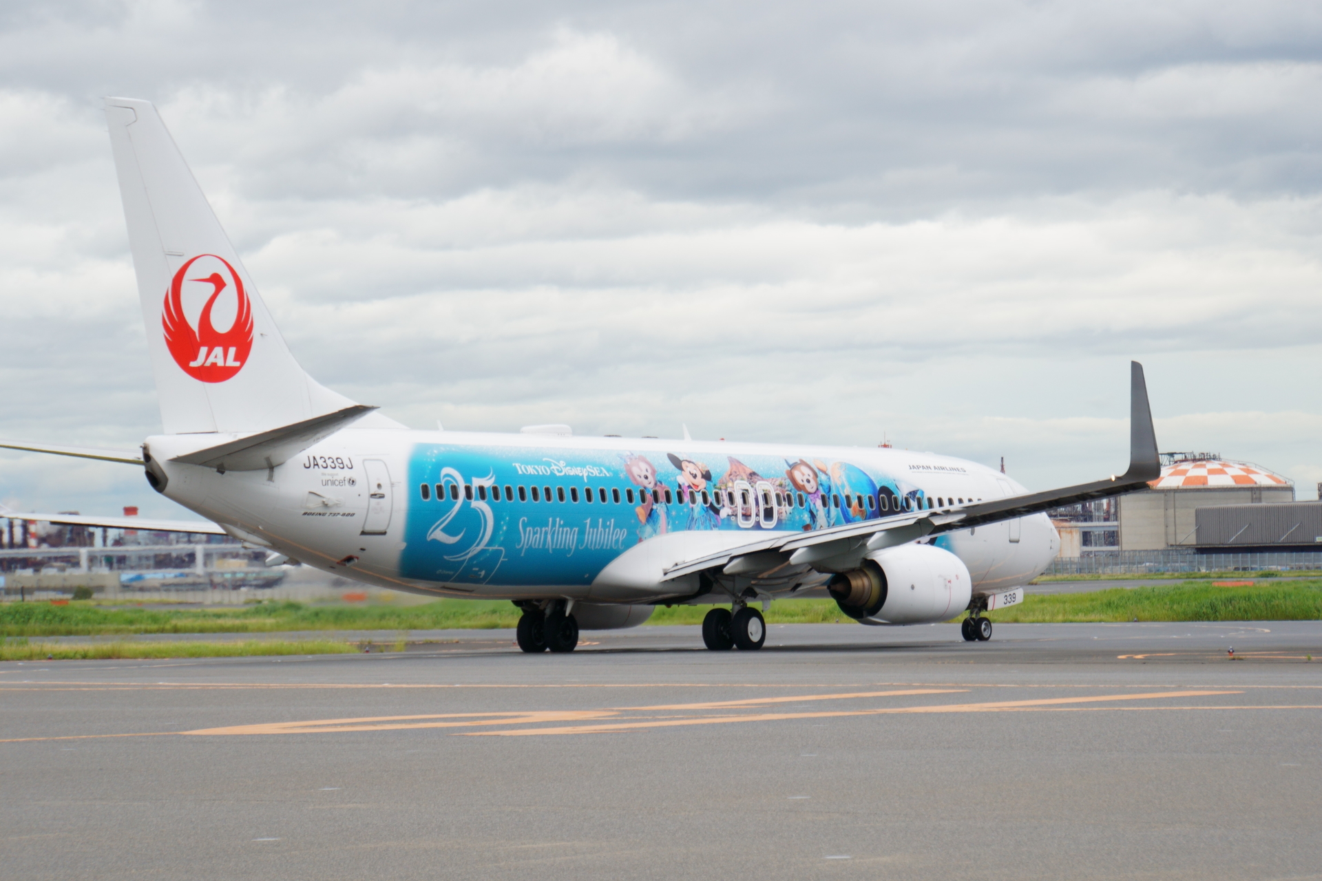 スタッフに見送られ「JAL Jubilee Express」初便のJL625便が飛び立った