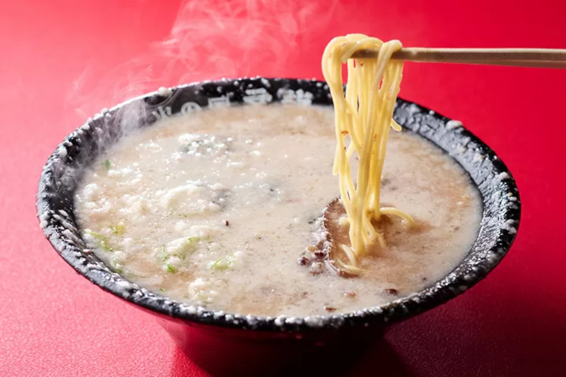 濃厚な豚骨スープと自家製麺の「こってりラーメン文龍」（秋ごろオープン）