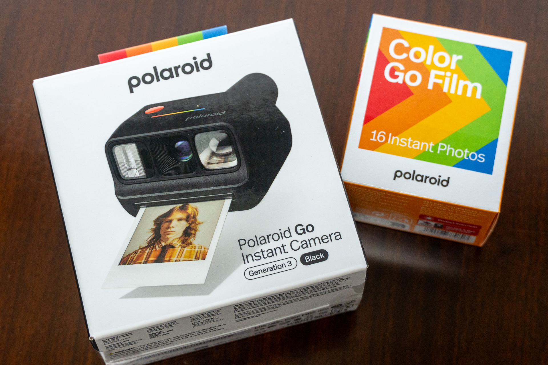 Polaroid Go Generation 3とGo Filmのパッケージ。カメラの方は本体とストラップ、説明書、ステッカーだけというシンプルな内容
