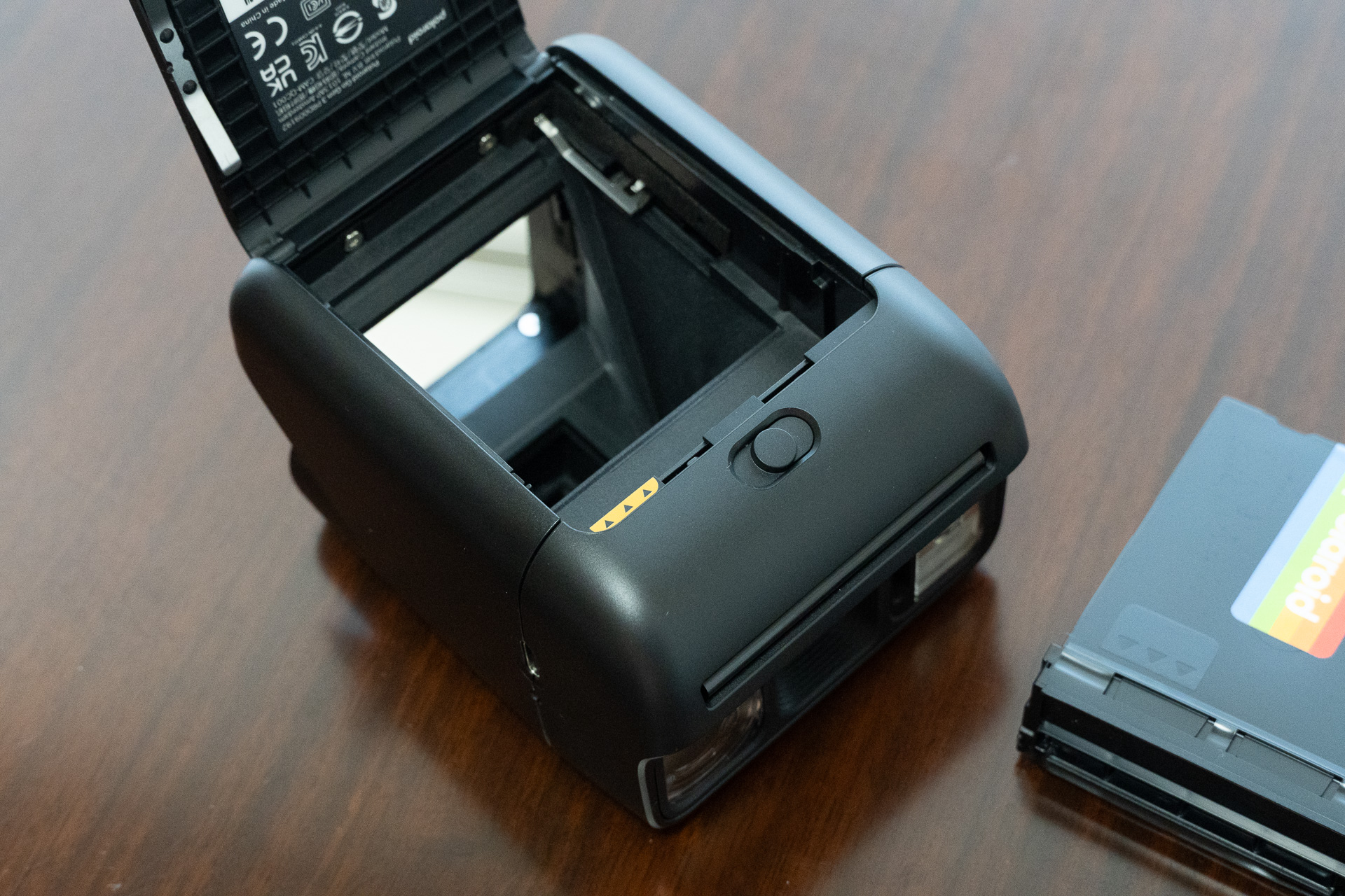 フィルムを装填するには、まず底面のフタを開く