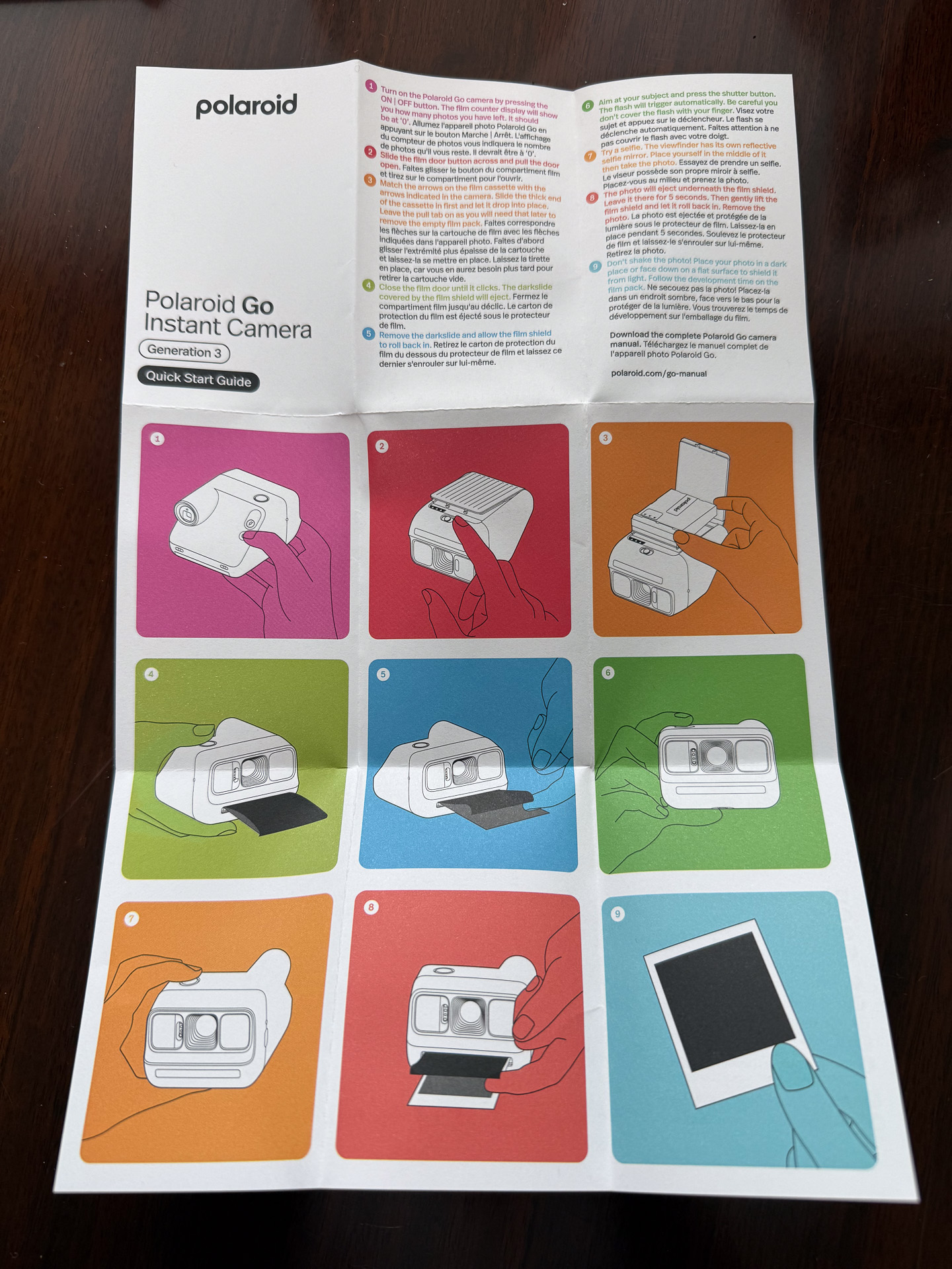 試用したサンプルでは英文のマニュアルが付属していた。同じものは<a href="https://support.polaroid.com/hc/en-us/articles/360021436580-User-manual-and-quick-start-guide-of-Polaroid-Go-camera" class="n" target="_blank">Webサイト</a>でも確認できる