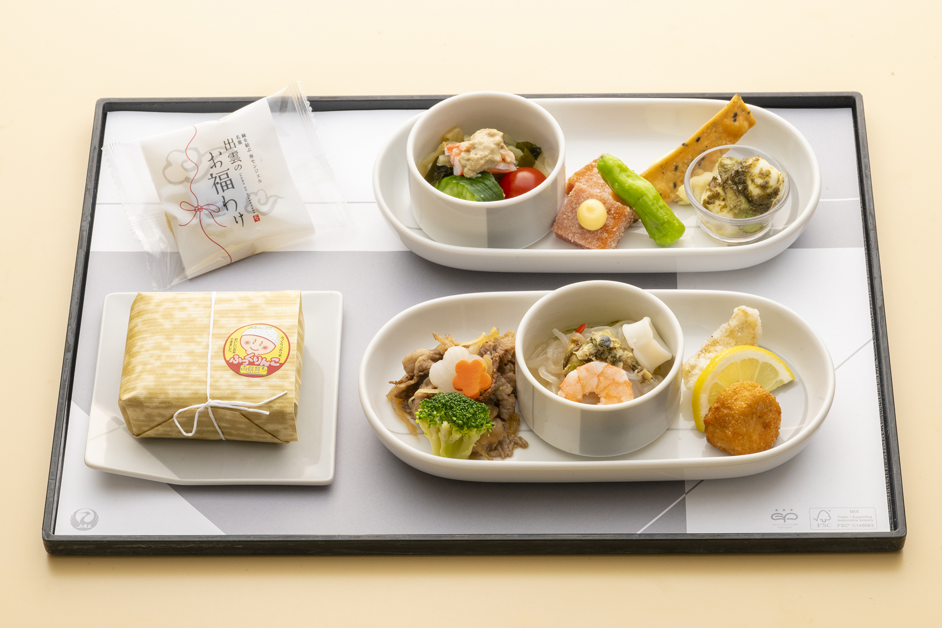 島根をテーマにしたトレーセット（写真提供：JAL）