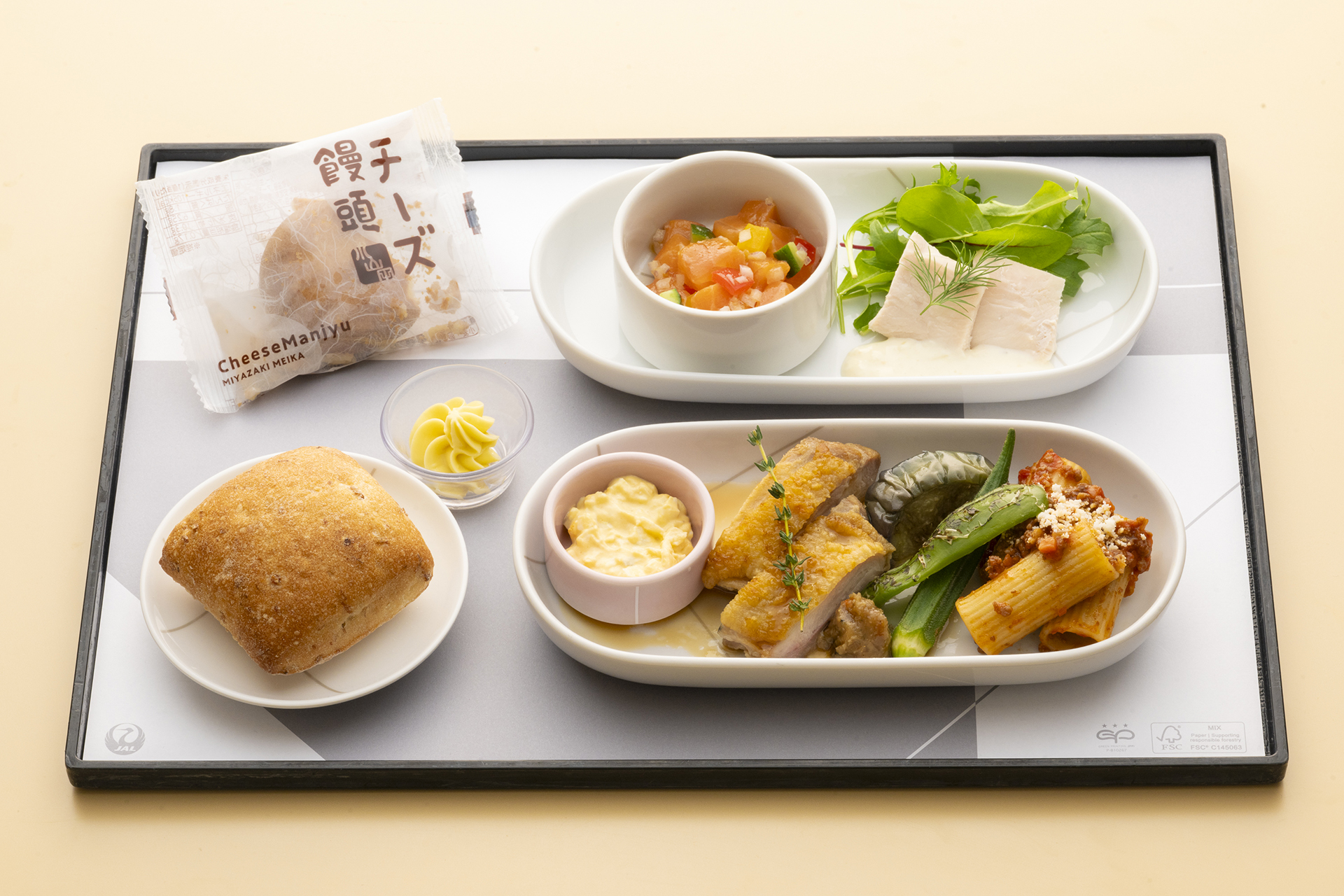 宮崎をテーマにしたトレーセット（写真提供：JAL）