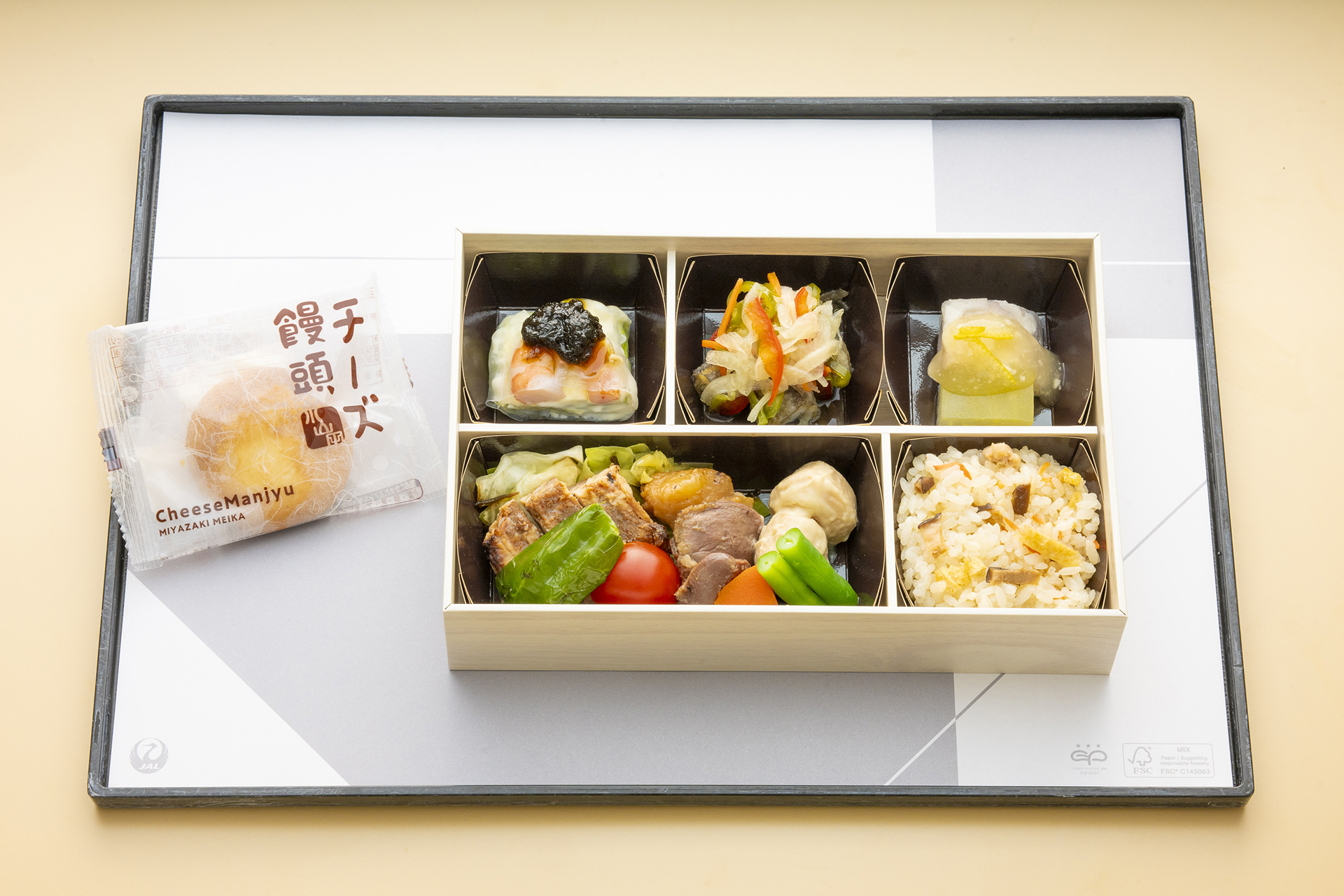 宮崎をテーマにしたお弁当（写真提供：JAL）