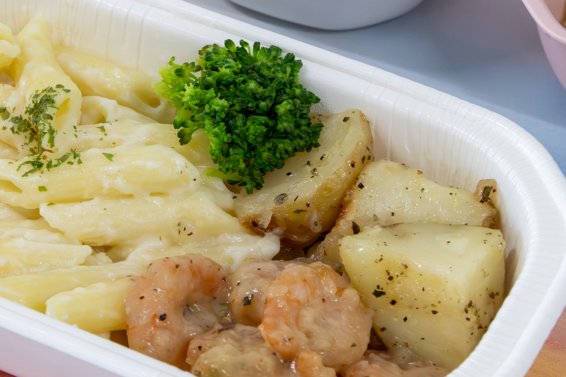 食欲をかきたてるニンニクの香りと酸味の効いたレモンクリームの味わいに箸も止まらず