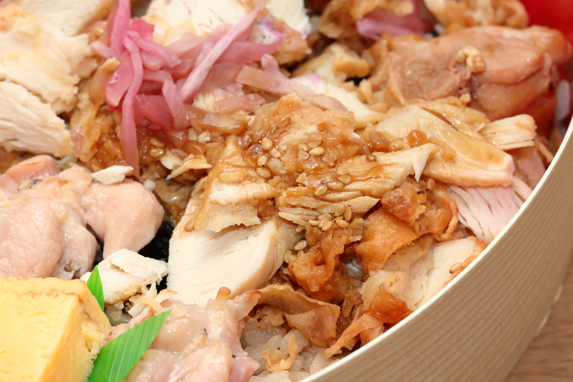 鶏唐揚げは細かく刻んであり、胡麻と生姜でさっぱりと食べられます