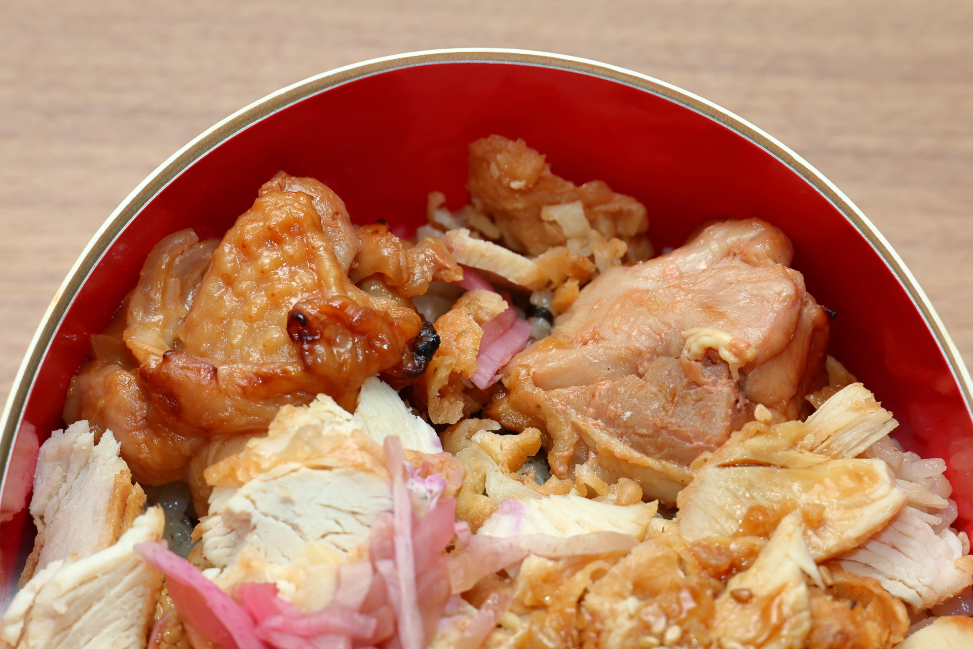 鶏の照り焼きは皮も脂も美味しい