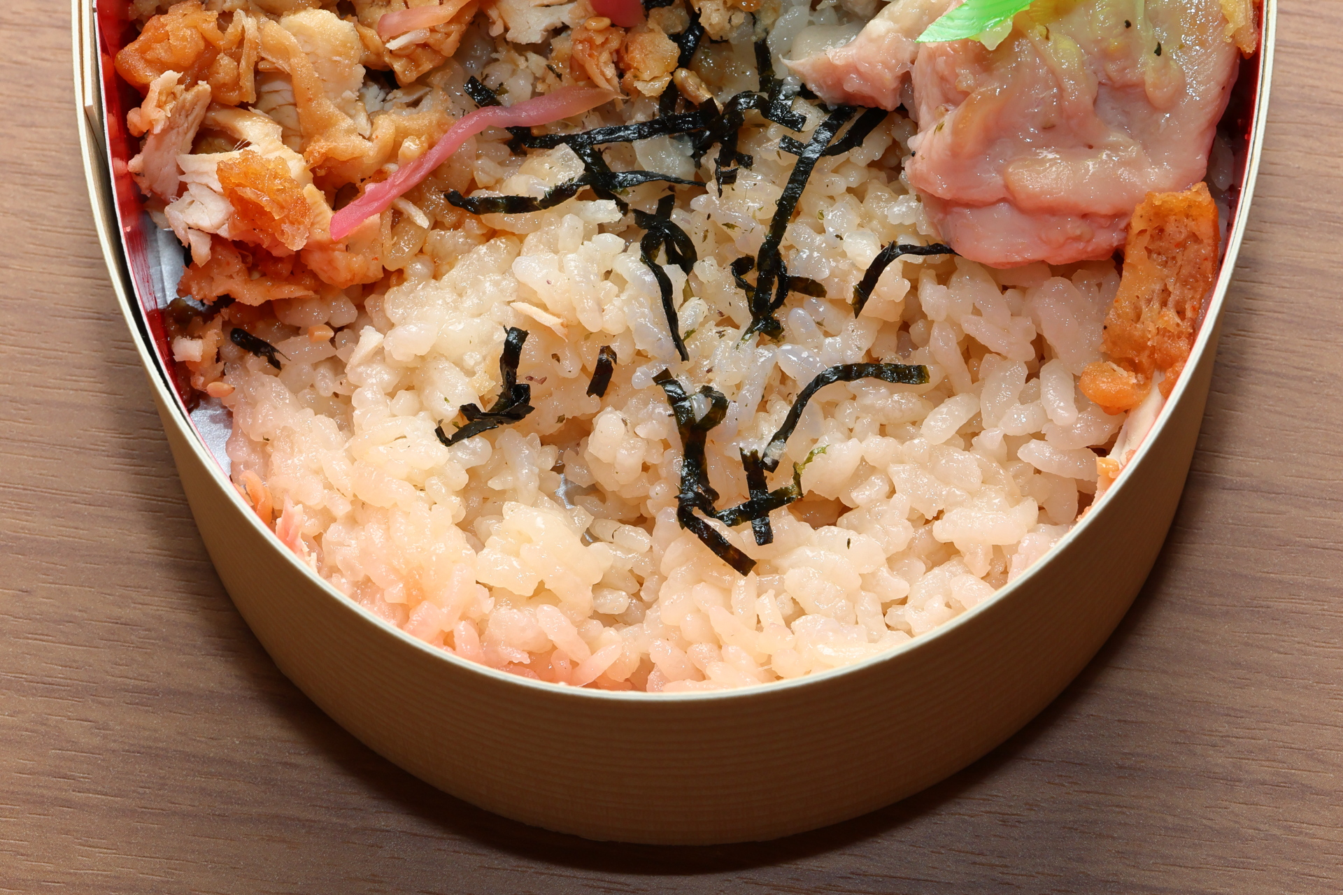 ほんのり淡い醤油の味わいが鶏を引き立てる味付きのご飯