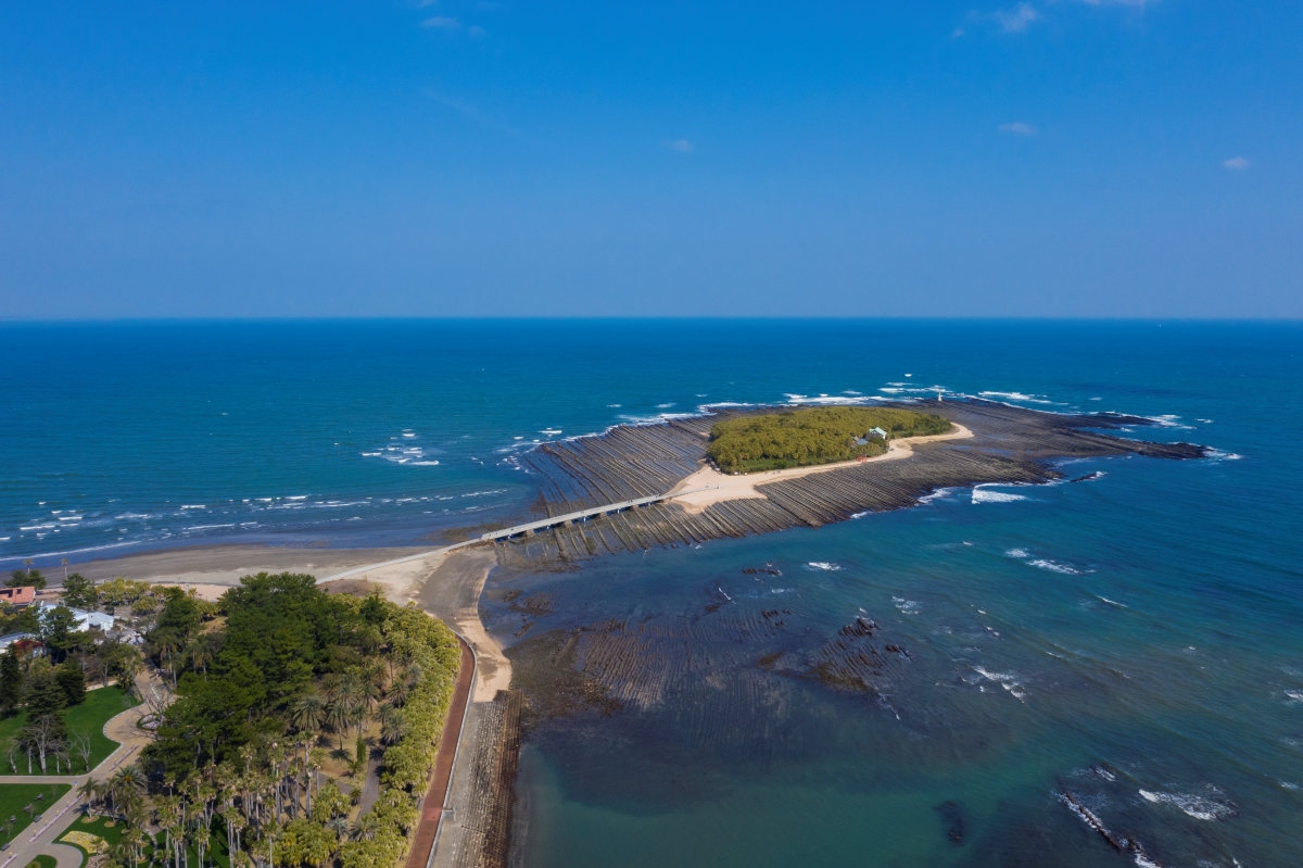 宮崎市を代表する観光地・青島。宮崎空港から約20分でアクセス可能に