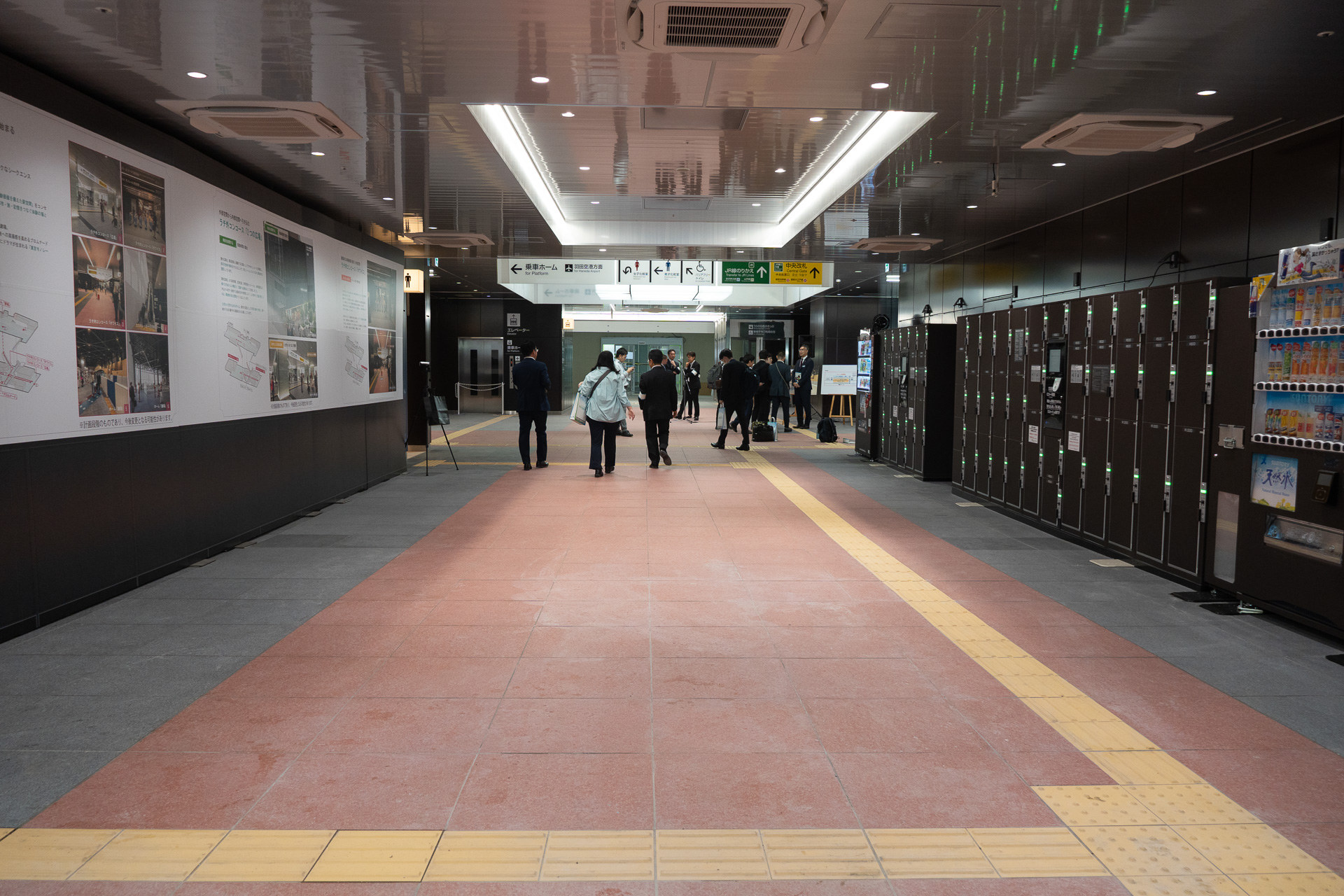 北改札を入ったところ。右手に自販機やコインロッカーが並ぶ。左手はトイレ（女性用、男性用）