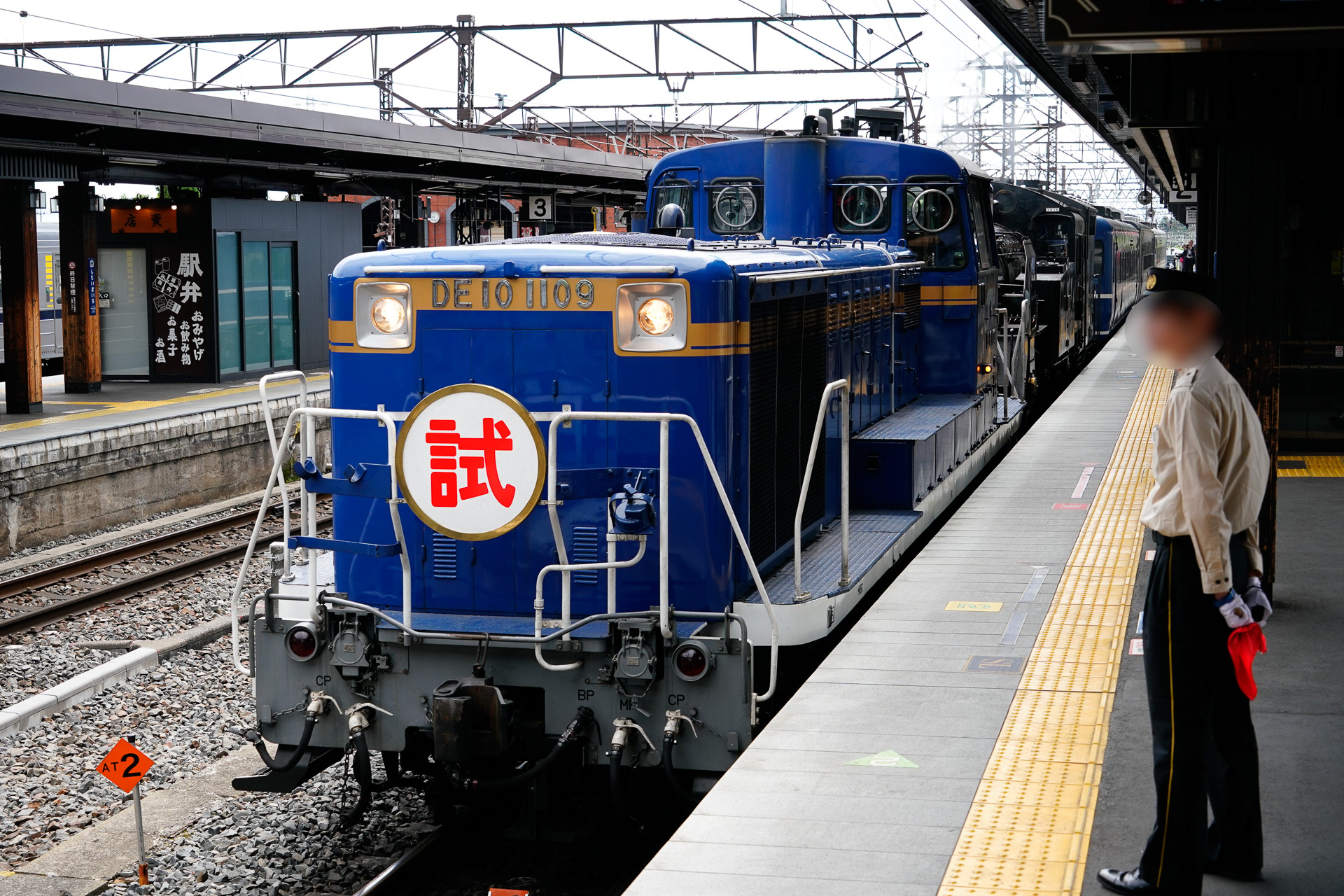 下今市駅に入線する試運転列車。会津田島まではディーゼル機関車が先頭に立つ