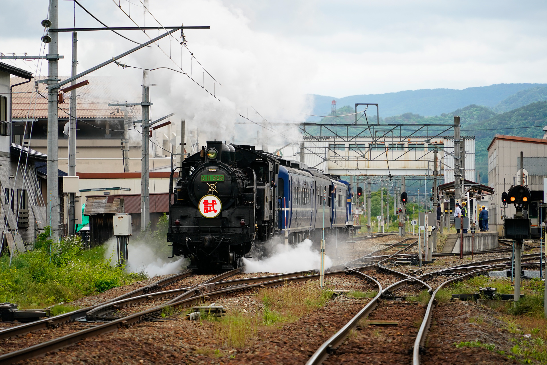 蒸気機関車が先頭に出て、会津田島駅を出発した直後。やはり、煙や蒸気を盛大に出す姿は蒸気機関車っぽさがある