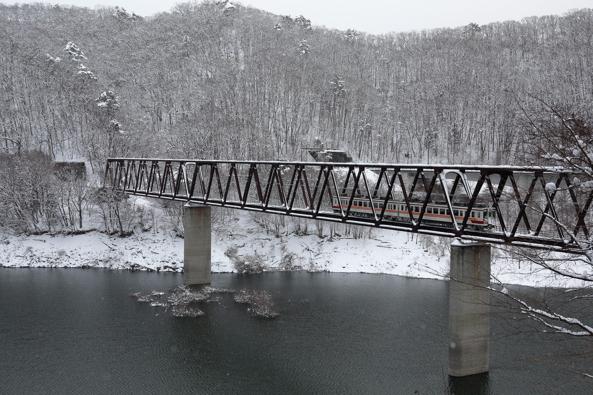 同じ場所を、冬季に外から撮影したもの。栃木県でも山間部なので、積雪は少なくない