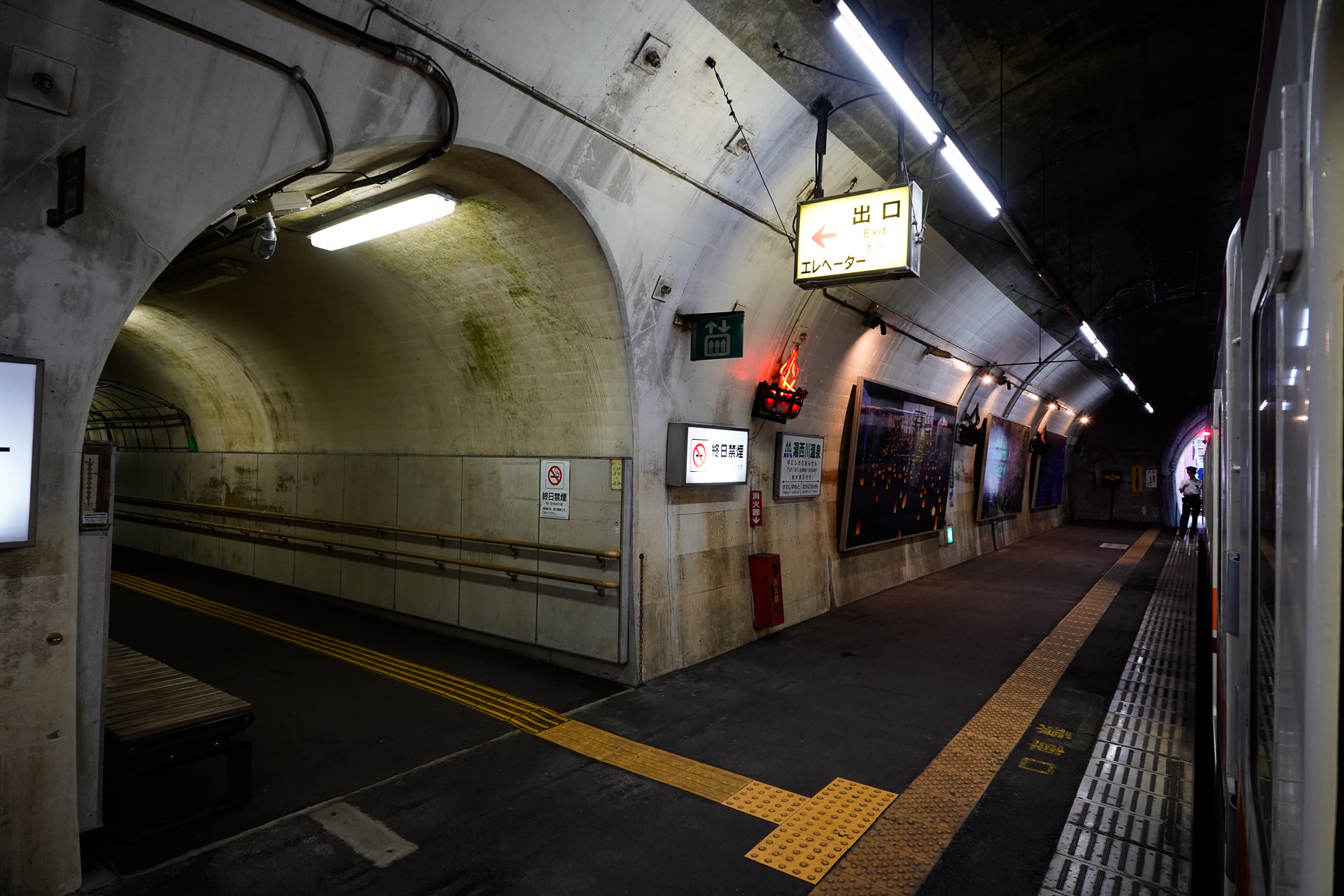 湯西川温泉駅のホーム。全体がトンネル内にあるモグラ駅だ