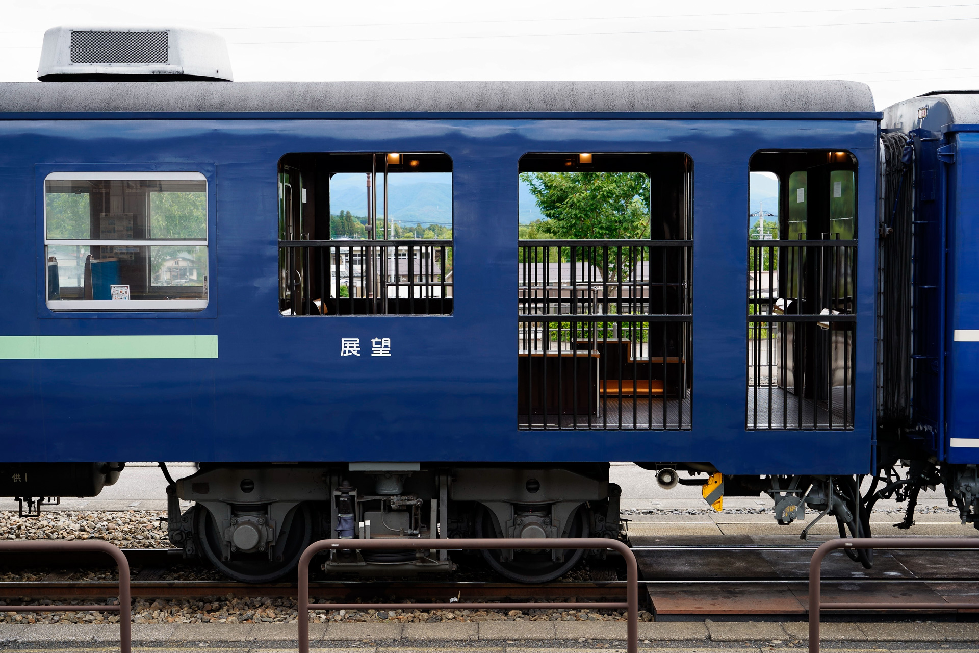 2号車の下今市寄りはベンチ付きの展望デッキになっており、外の空気を味わえる。ただしトンネル内では、排煙が流れてくるから御用心