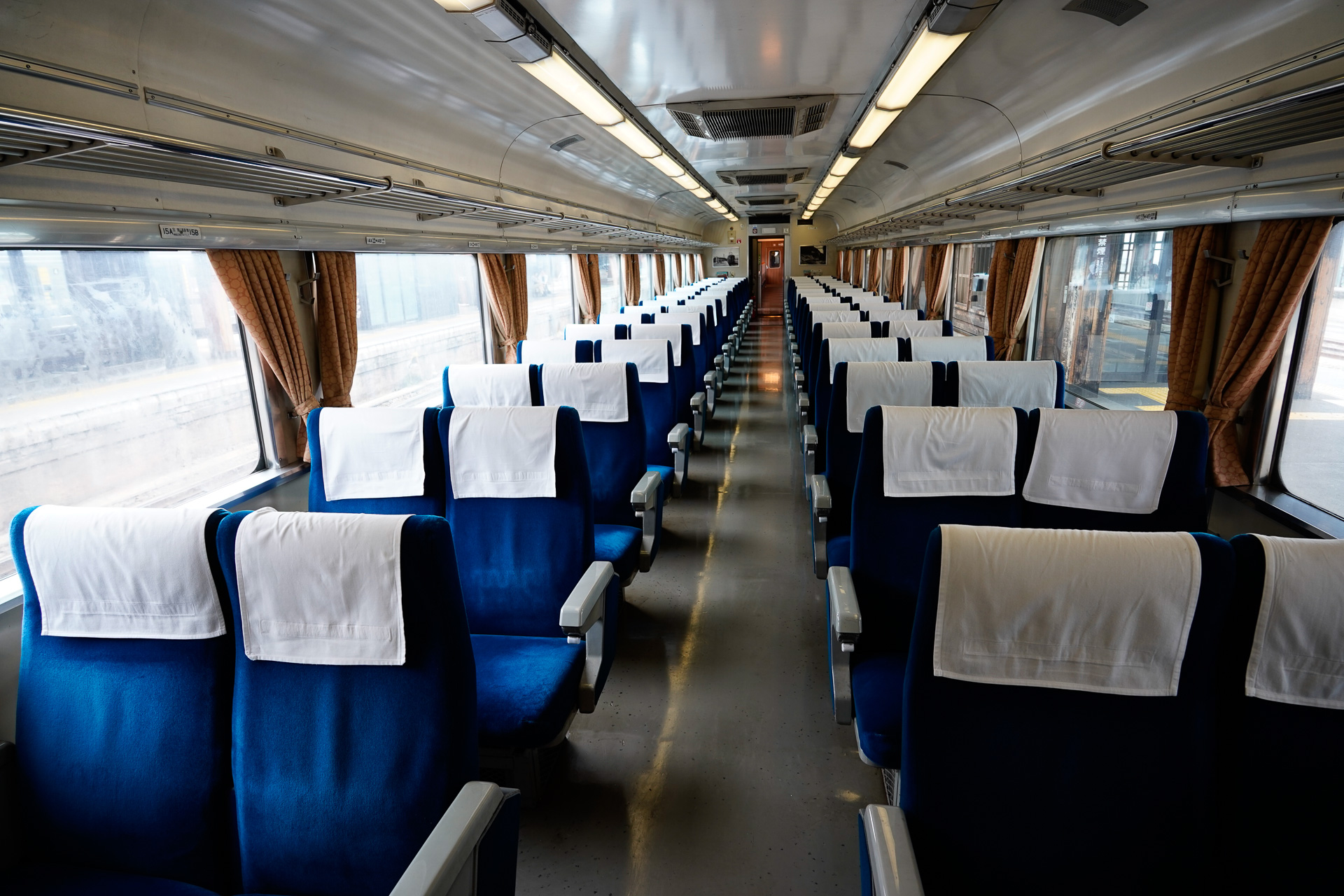試乗列車の1・3号車は簡易リクライニングシート付きの14系客車。このシート、背ずりに寄りかかっていないとリクライニングがもとに戻ってしまうという、もっとも初期の仕様である
