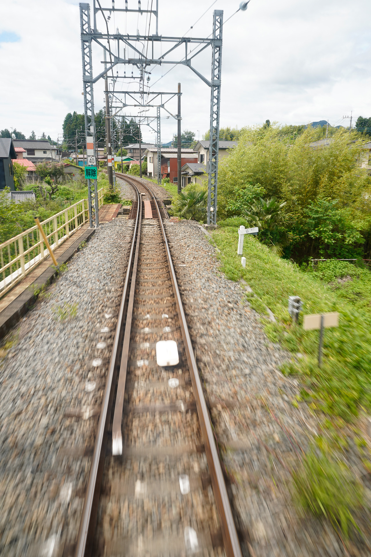 下今市～会津田島間では後ろに機関車がいないので、最後尾客車のデッキから、走り去る風景を眺めることもできる