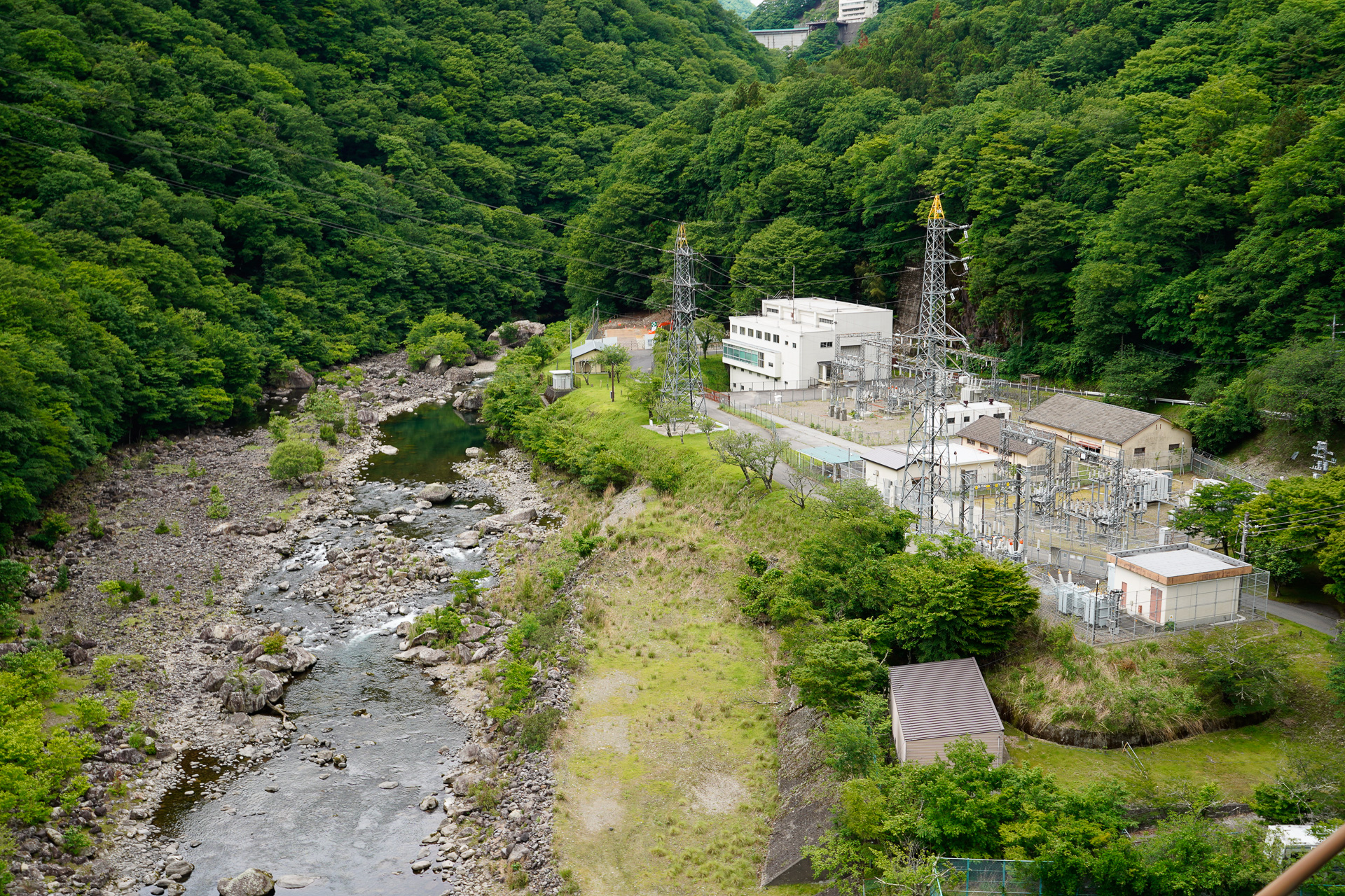 鬼怒川水系は発電用のダムが多数立地しており、インフラツーリズムができるエリアでもある。車窓に電力関連施設が現われることもある