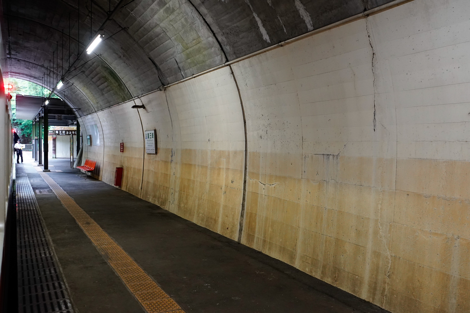 新藤原の隣にある龍王峡は、ホームの半分がトンネル内にある半モグラ駅。残り半分は明かり区間だが、そのすぐ先はまた別のトンネルである