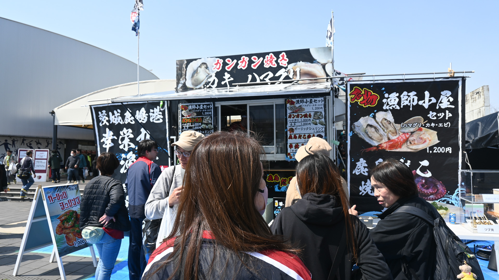 幸栄丸。ガンガン焼きの提供ブース