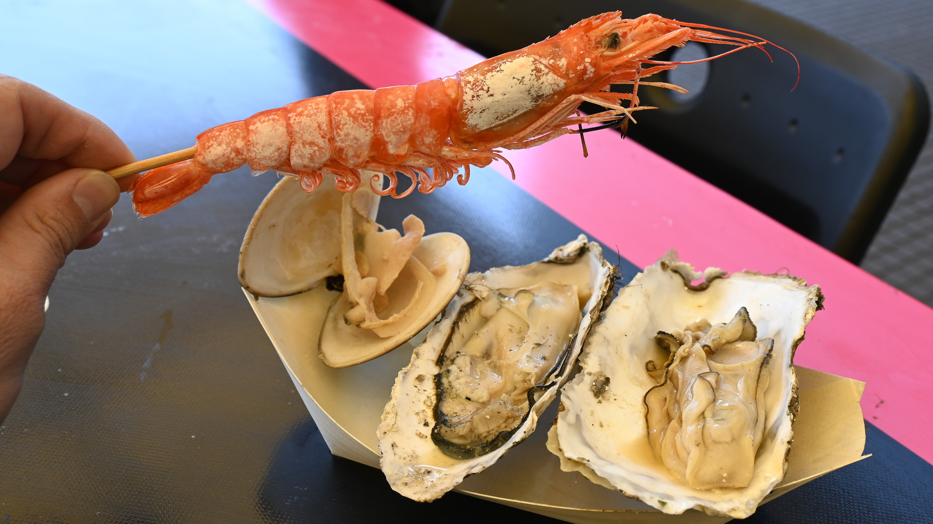 「ガンガン焼き」はカキ・エビ・ハマグリのセット