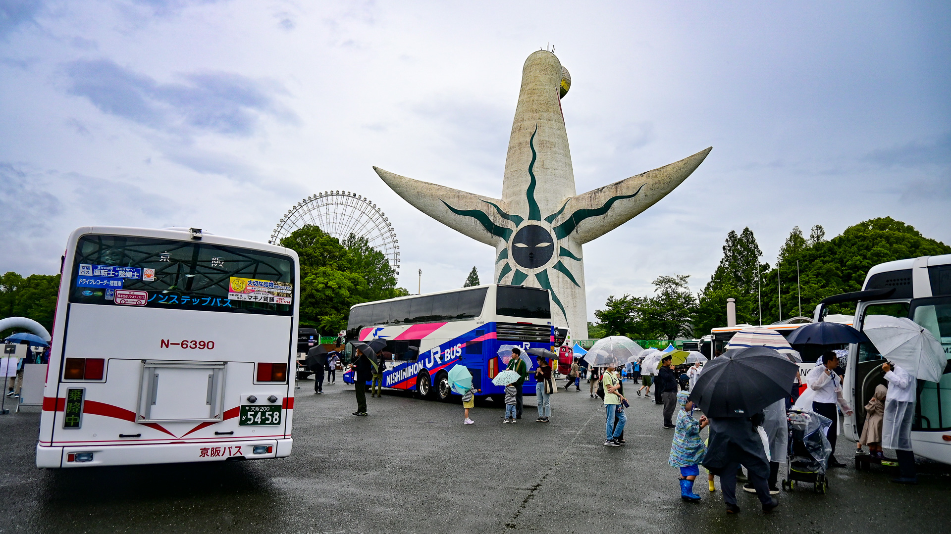 27台の展示バスは、太陽の塔の下に展示された