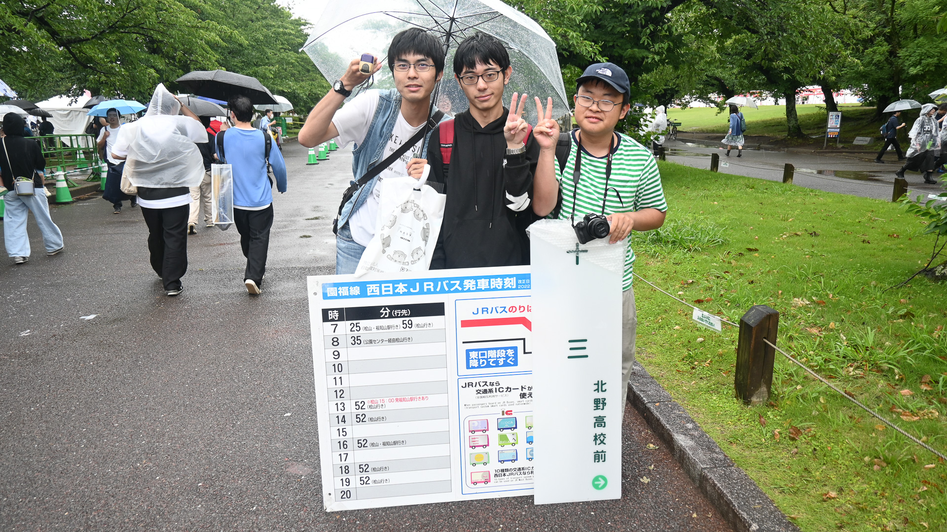 多量のグッズを持ち運ぶ人々も多数