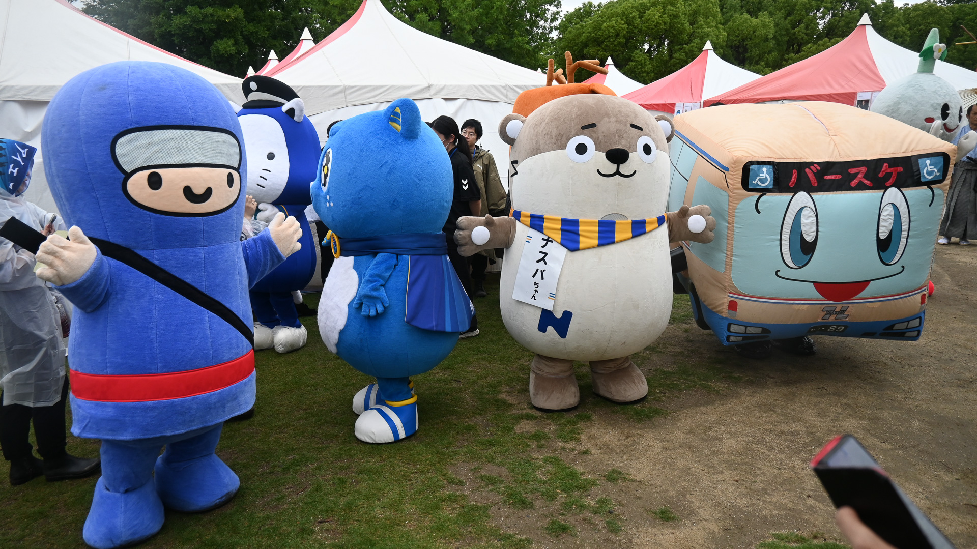 わずかな晴れ間に外に出てきたゆるキャラたち