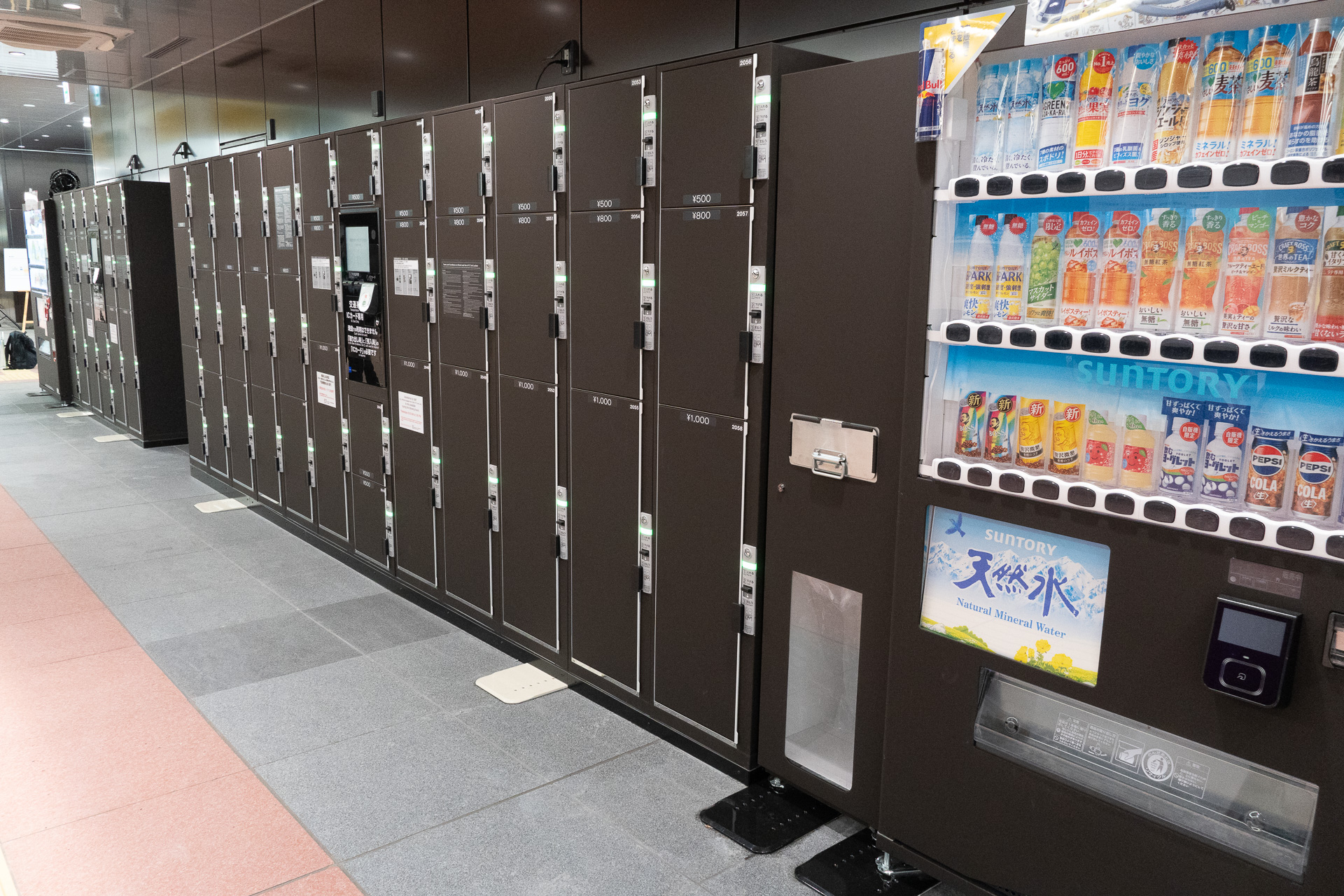 コインロッカーはもちろんICカード対応。小500円、中800円、大1000円という料金区分