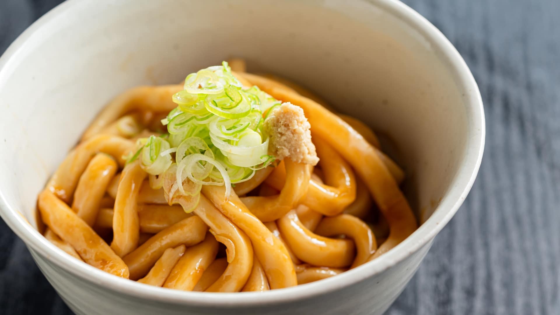 朝食にはセルフで仕上げる伊勢うどん