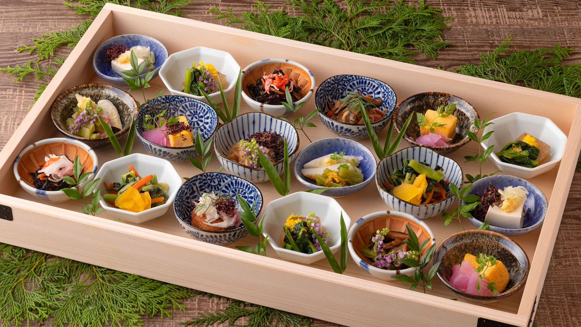 朝食にはカニ飯、カニ汁、加賀野菜や石川郷土料理のおばんざいも