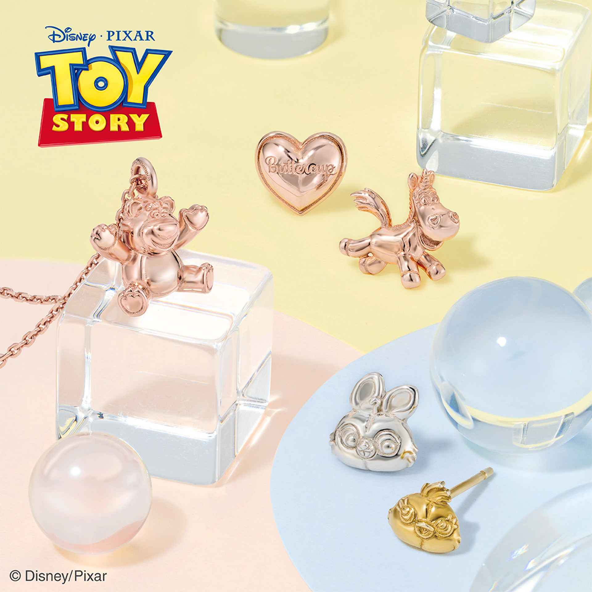 ネックレス（15万4000円～2万3100円）、ピアス（3万3000円）