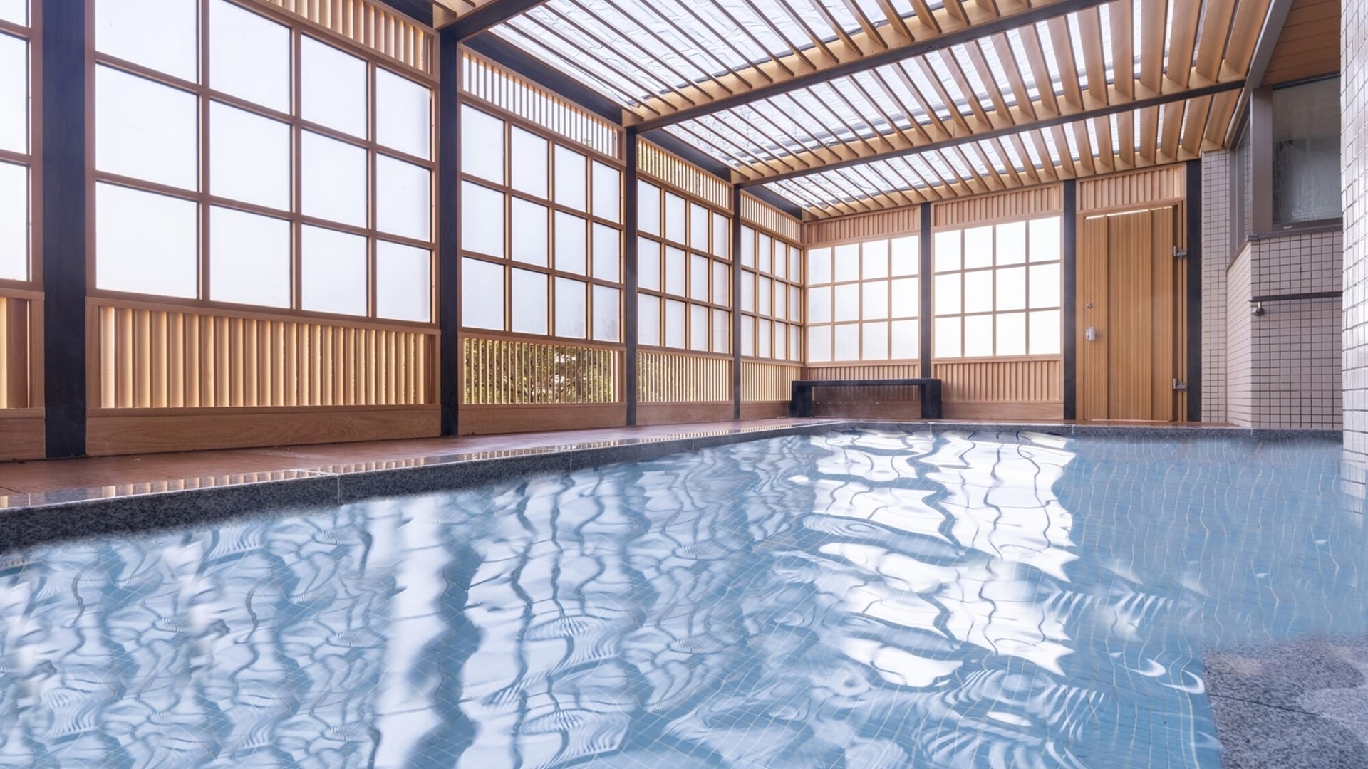 半露天風呂。周囲に建物があるため目隠しを施している