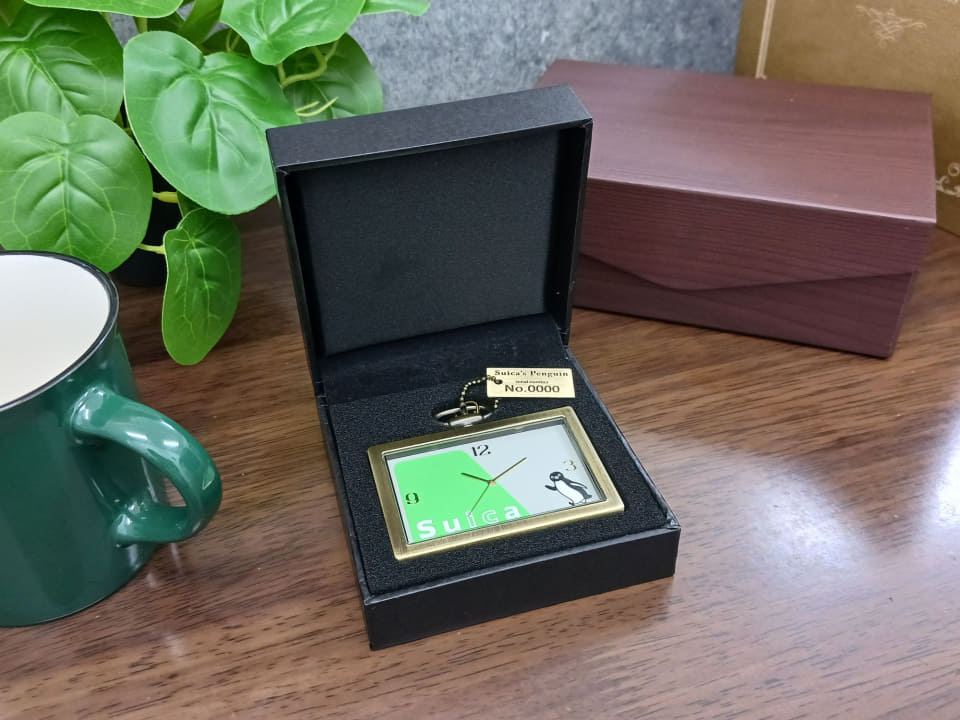 Suicaのペンギン」懐中時計シリアルナンバープレート付き。25周年と