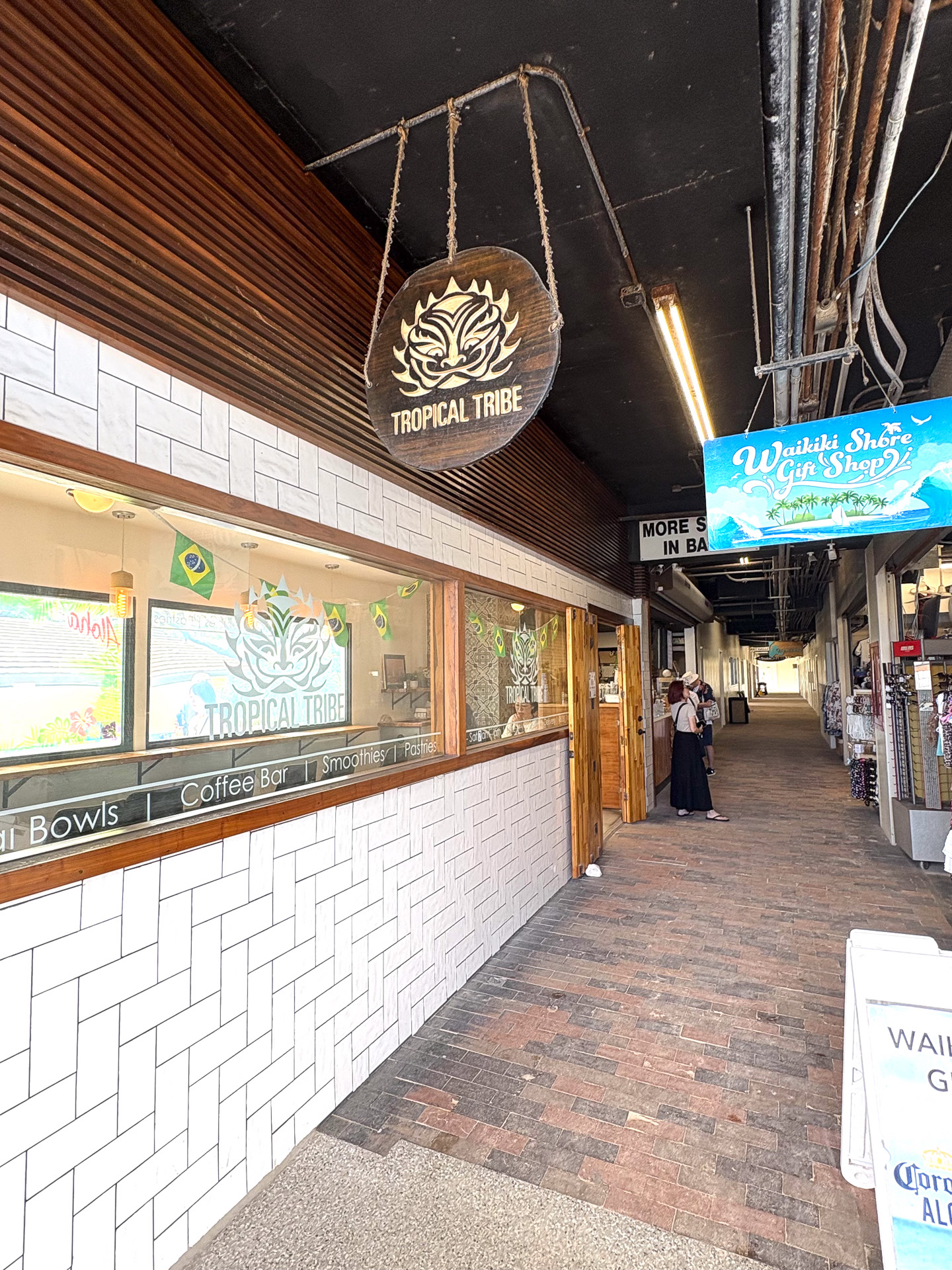 店舗はワイキキ店のほか、アラモアナ店（コンドミニアムのディスカバリーベイのなか）の2店舗を展開