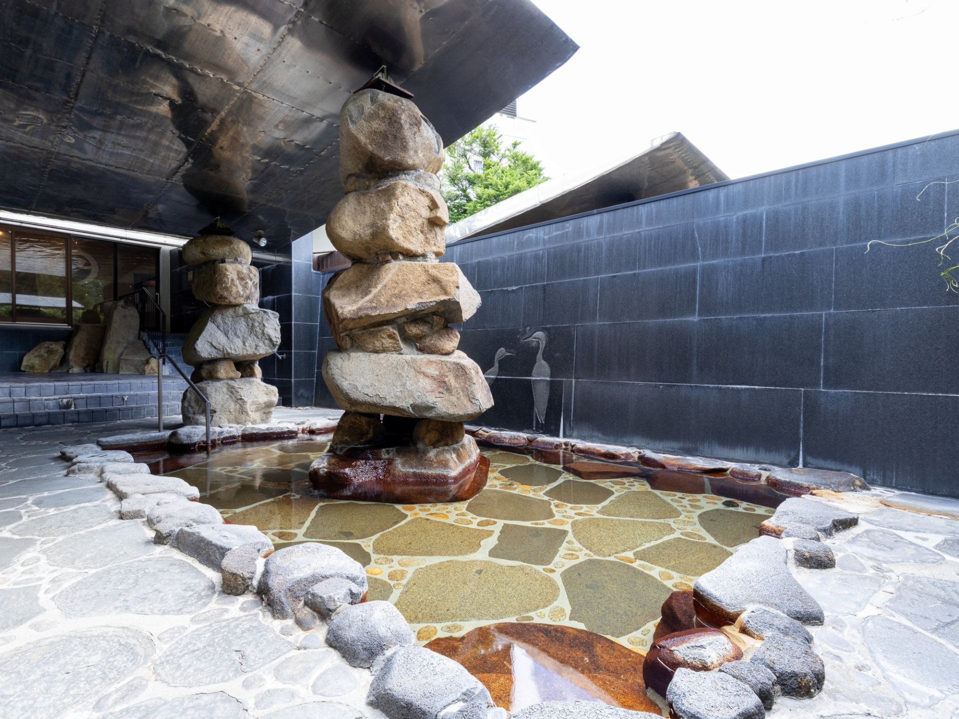ホテル外観と露天風呂。1200年の歴史を持つ名湯・湯郷温泉にあり、JR岡山駅から湯郷温泉直行バス（約75分）も出ている