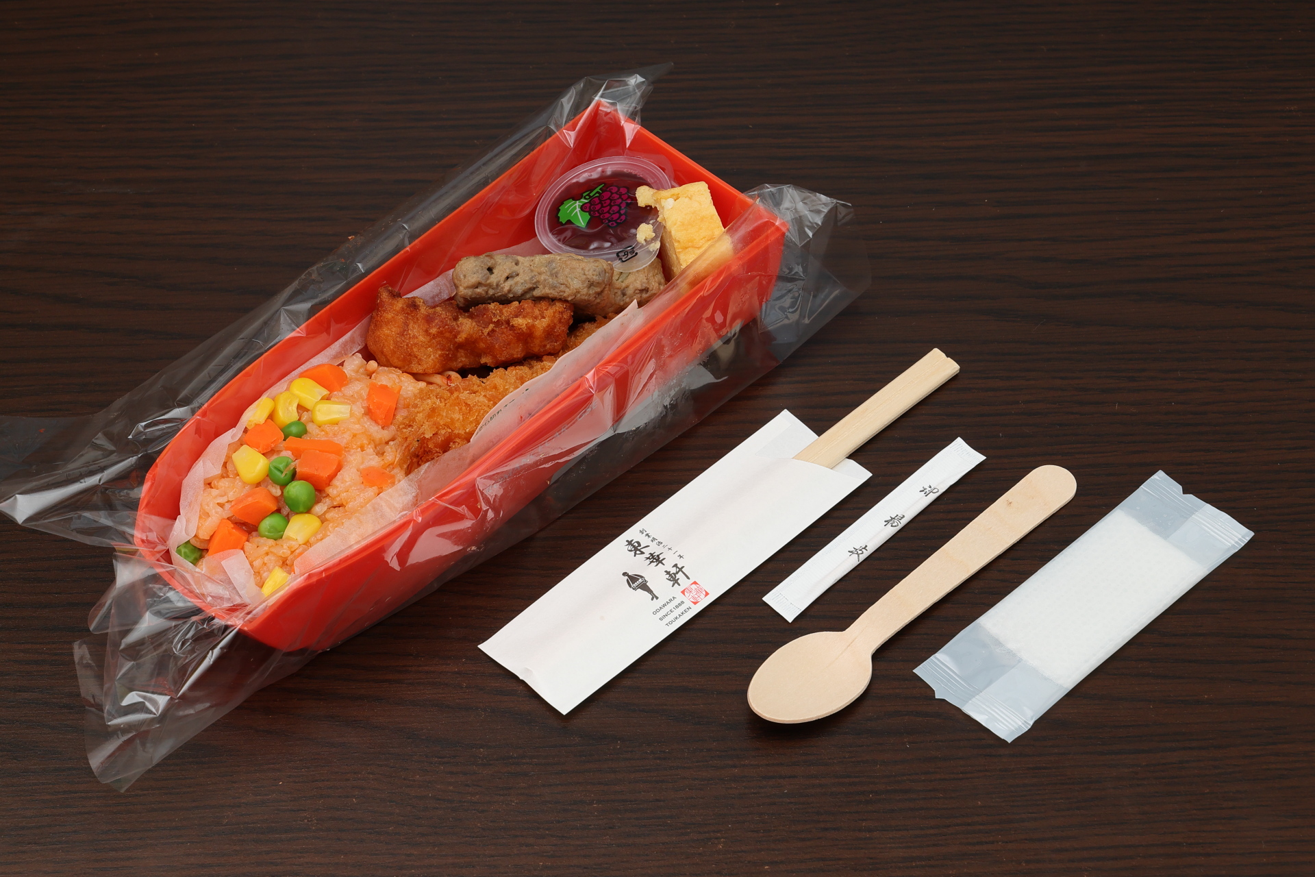 箸とスプーンはついています。製造は明治時代から続く老舗の駅弁屋、小田原の東華軒