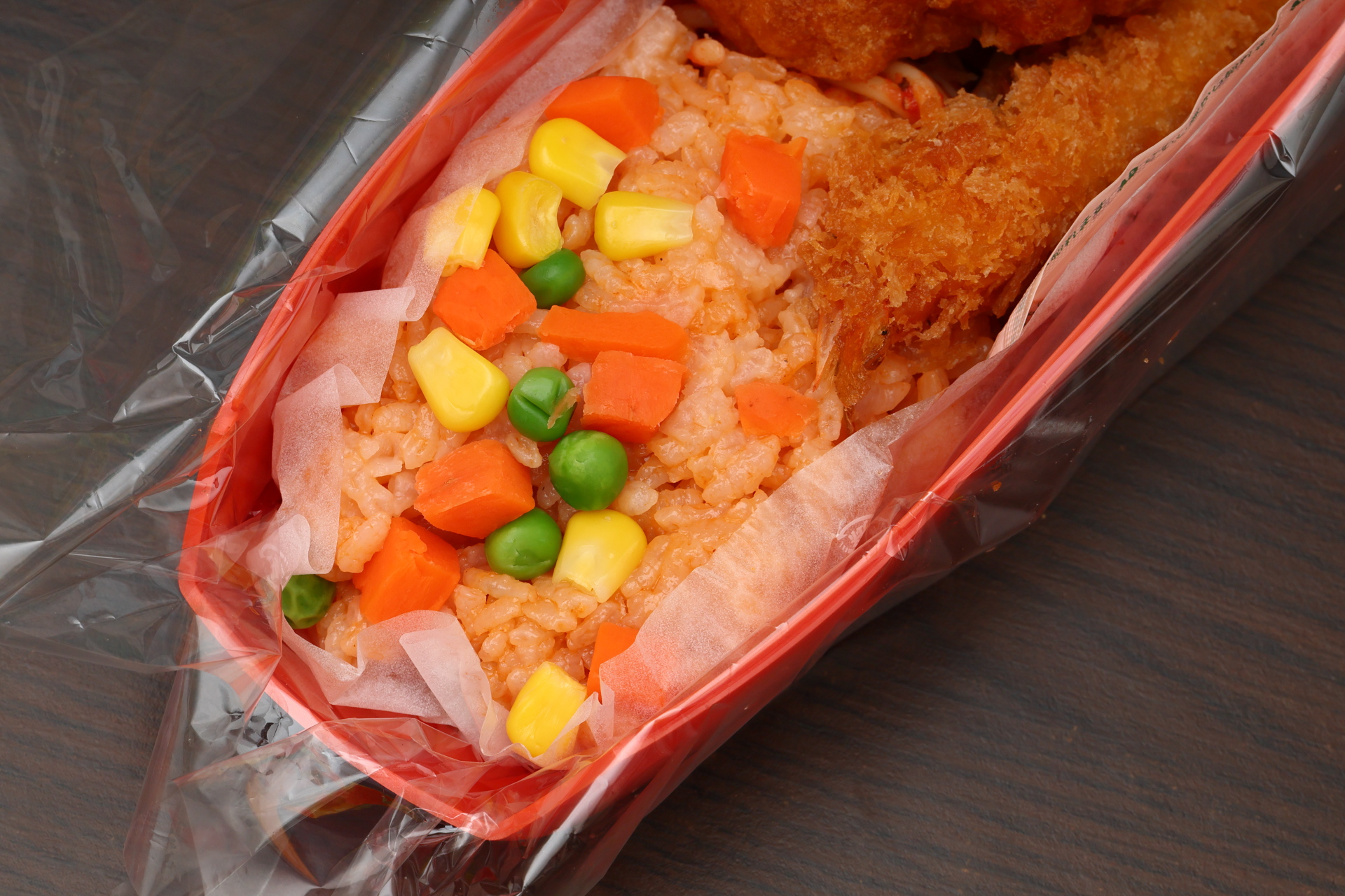 ミックスベジタブルの色合いも鮮やかなケチャップライス