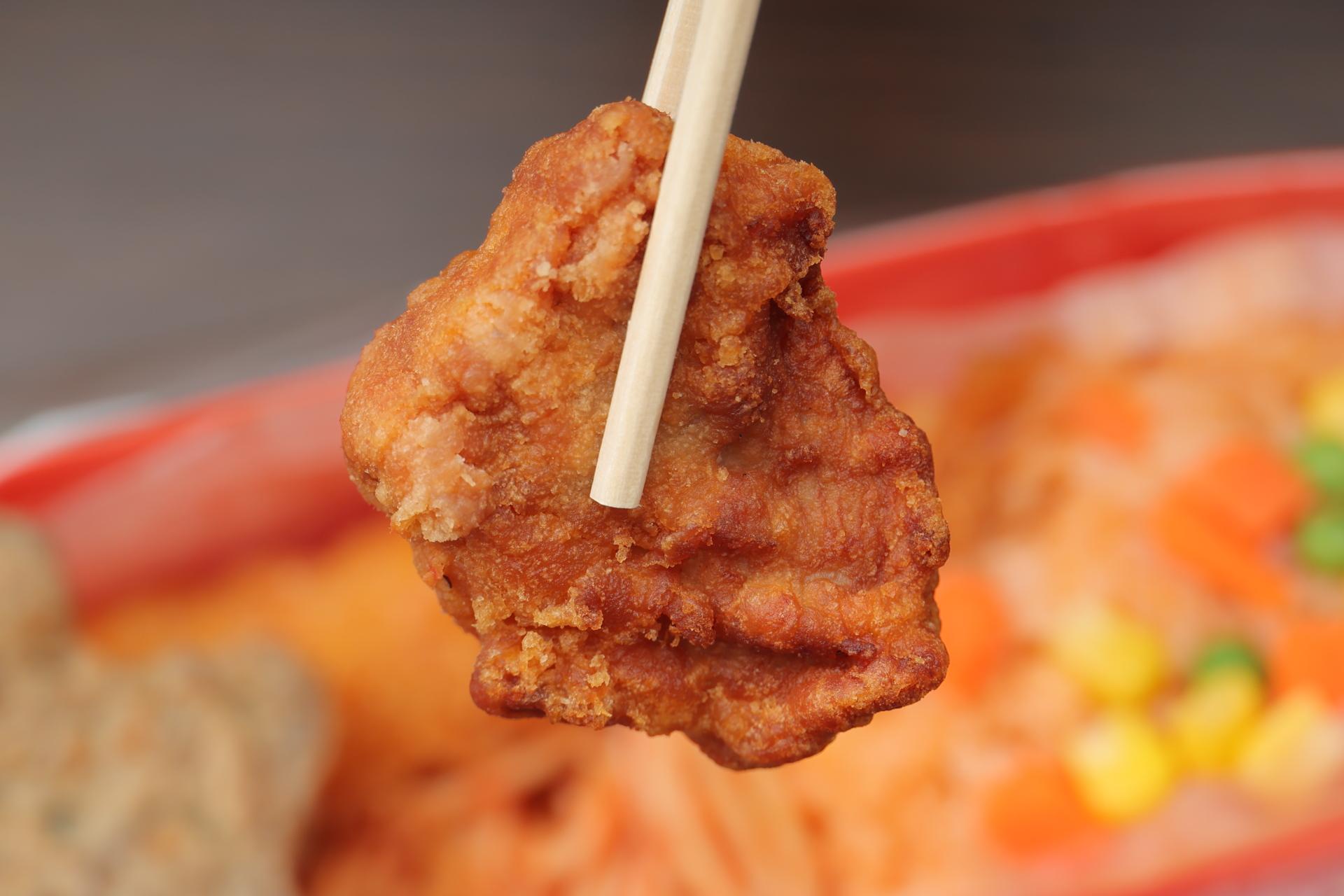 醤油で味付けされた鶏の唐揚げ