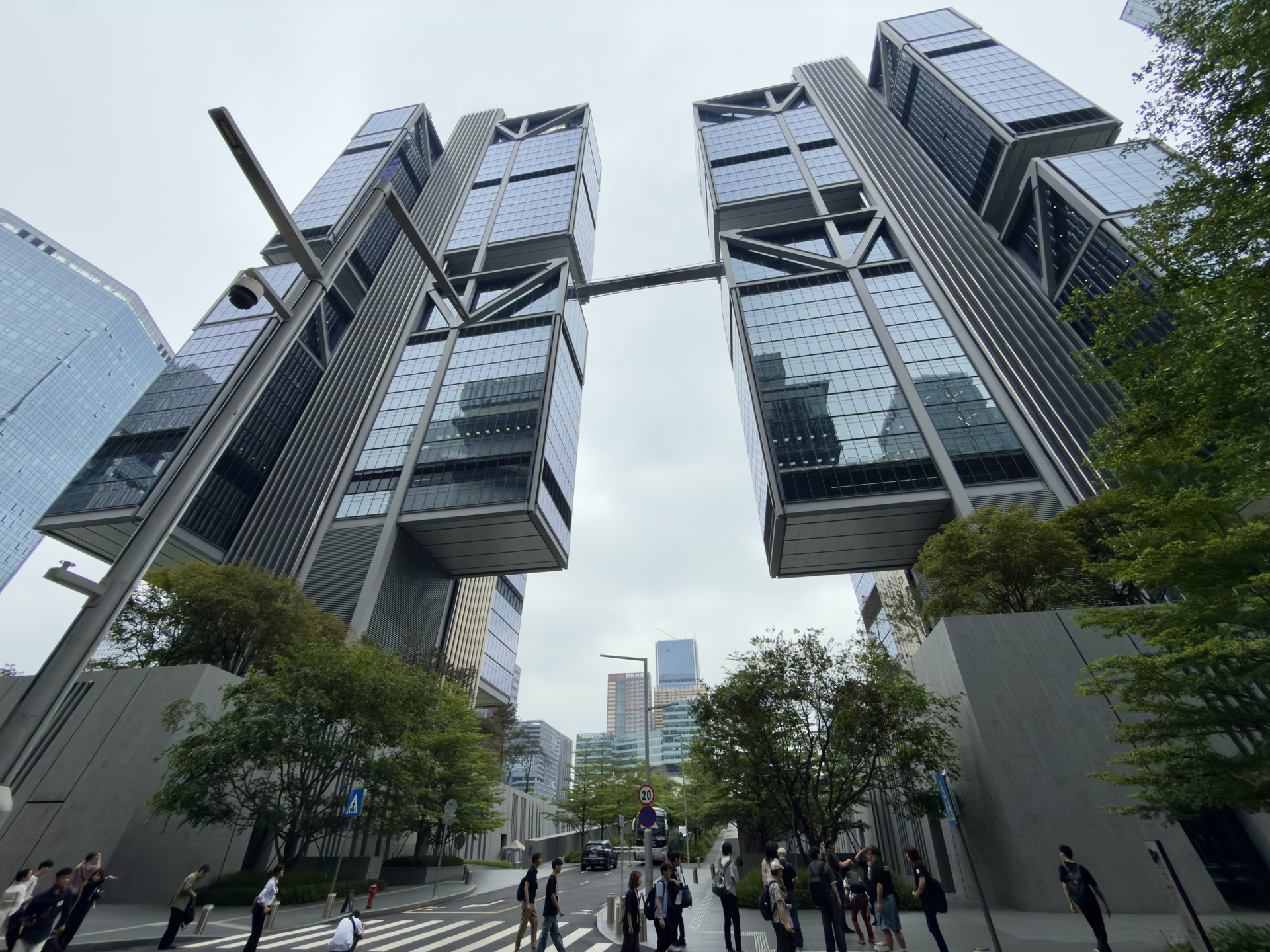 中国・深センのランドマークになっているDJI Sky City（天空之城）を見上げた様子。オフィス訪問記は別記事をお楽しみに