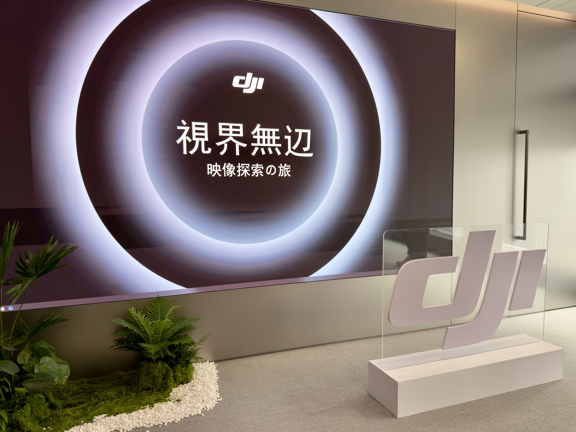 中国・深センのランドマークになっているDJI Sky City（天空之城）を見上げた様子。オフィス訪問記は別記事をお楽しみに