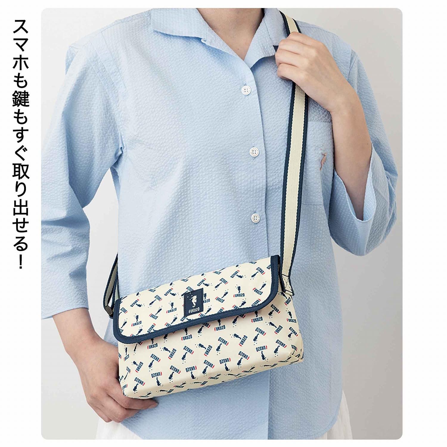 内装カラーは明るく見やすい赤。小銭や鍵などを入れられるファスナーポケット、6枚収納できるカードポケット、中央には仕切りポケットを搭載