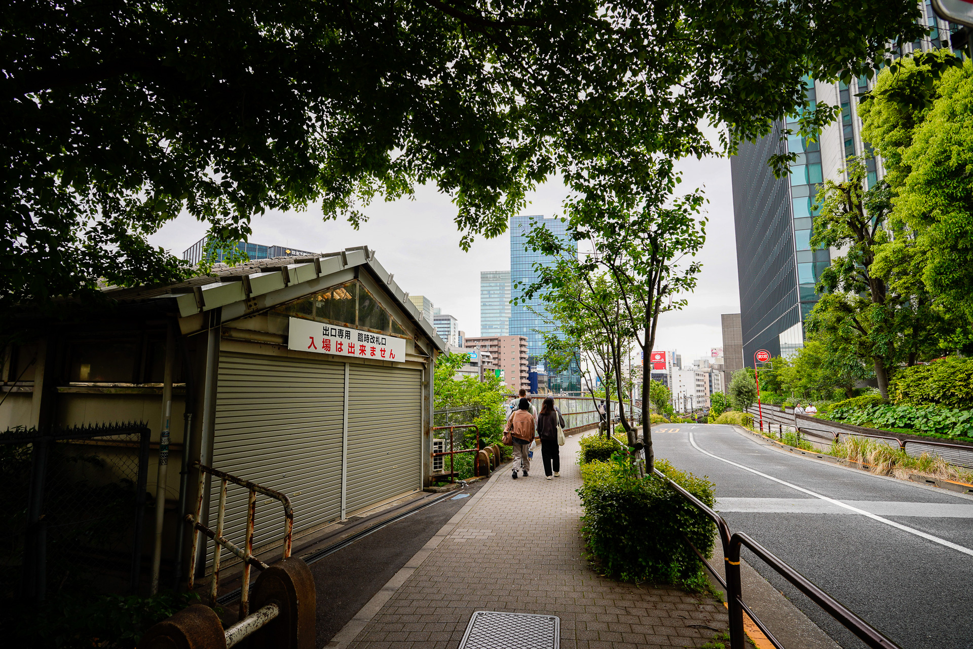 その臨時改札口を出たところ。写真の右手には、かつて日立製作所の本社ビルがあった