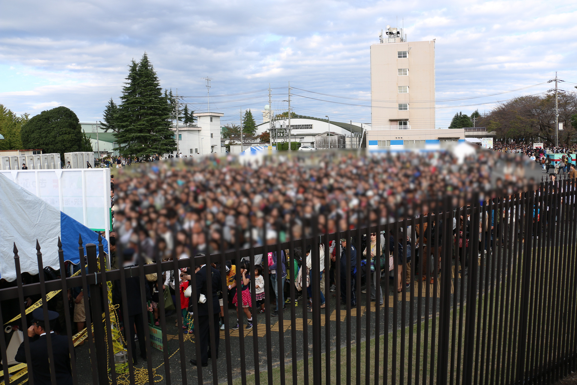 ある年の入間基地航空祭の帰りに、稲荷山公園駅の上りホームから撮影。柵の向こう側は入間基地の敷地