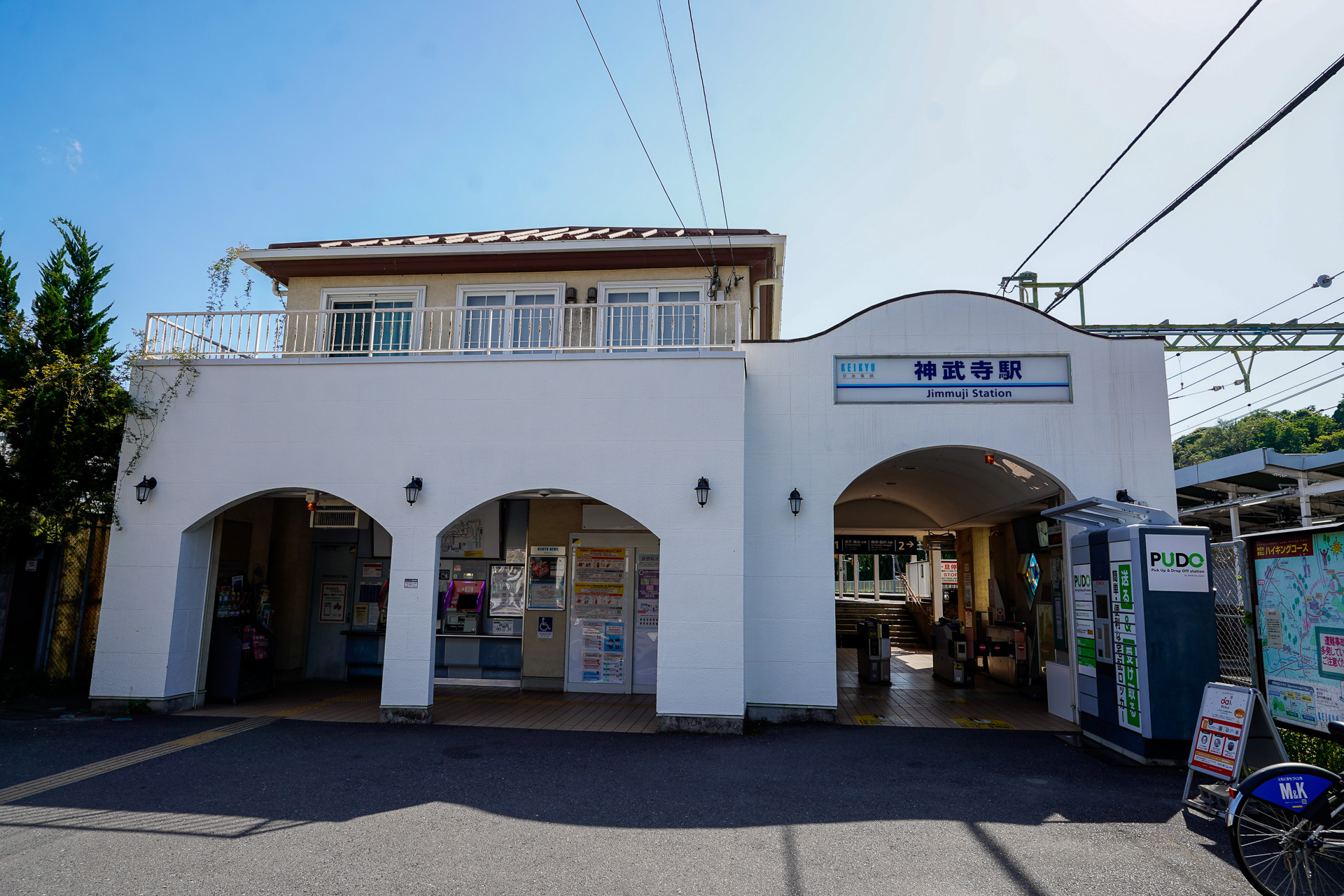 神武寺駅の駅舎を外から
